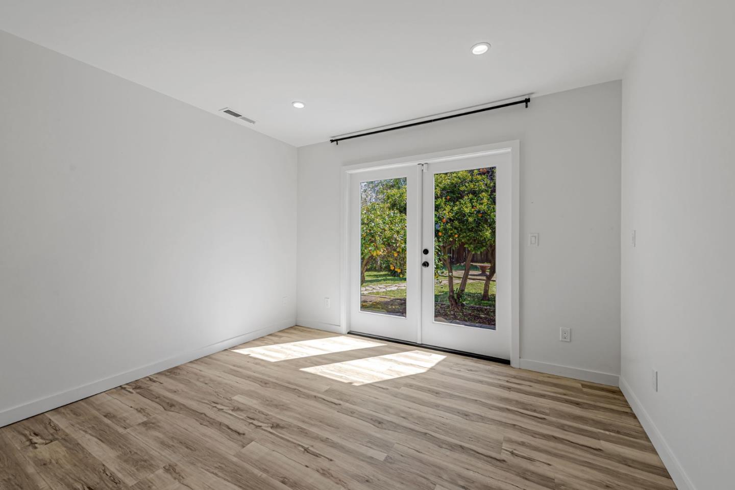 138 E Hillsdale Blvd