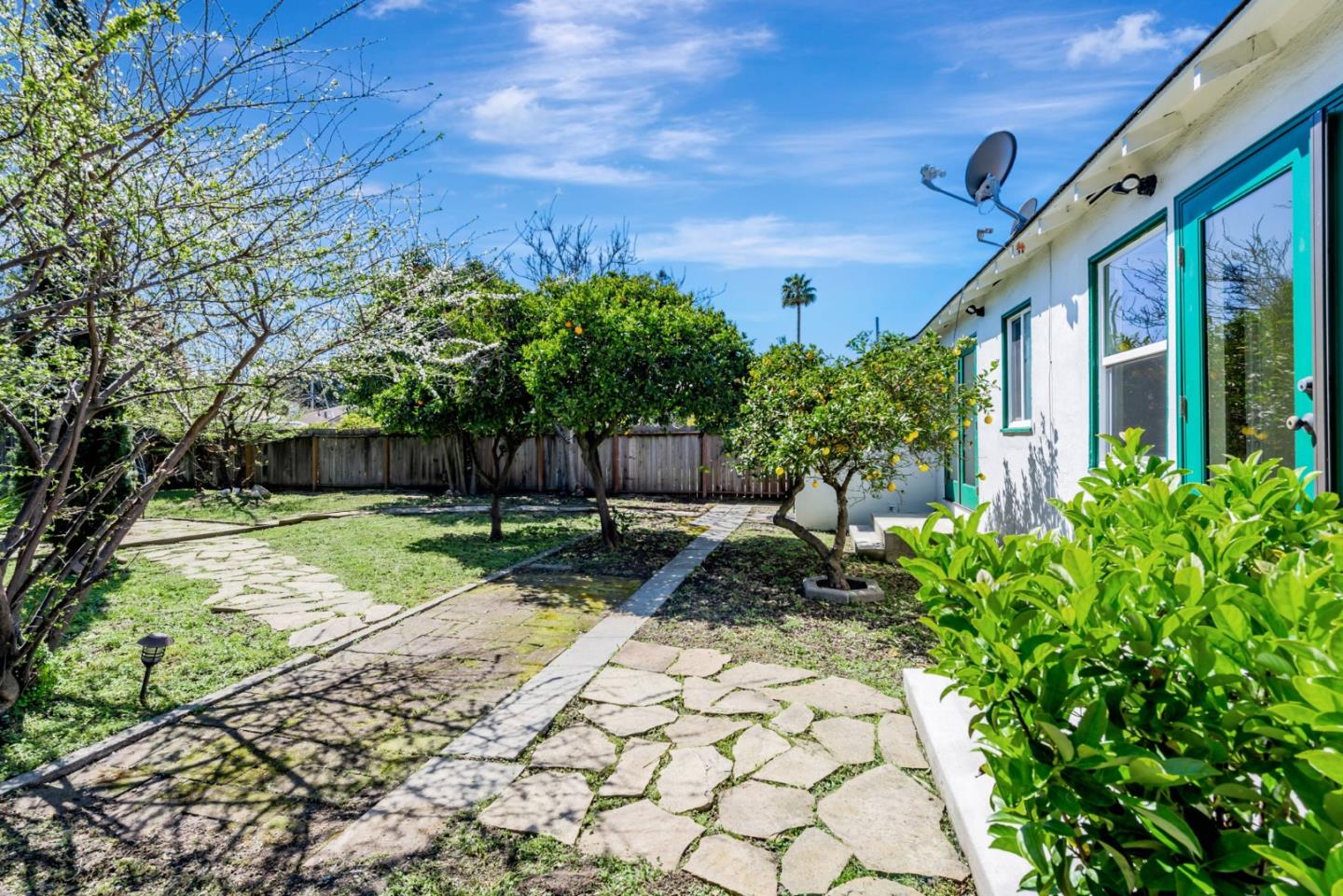 138 E Hillsdale Blvd