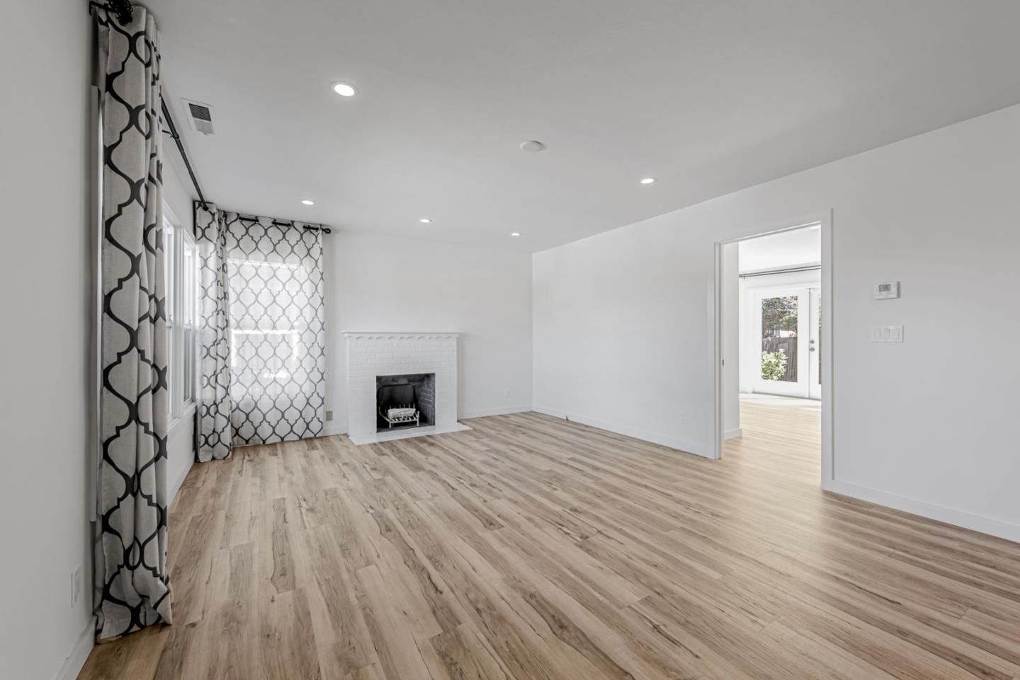 138 E Hillsdale Blvd