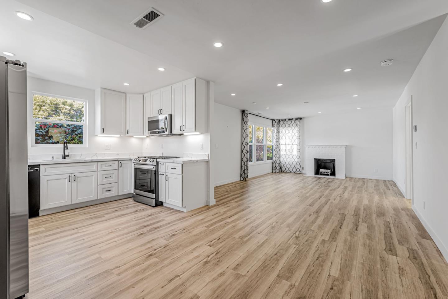 138 E Hillsdale Blvd