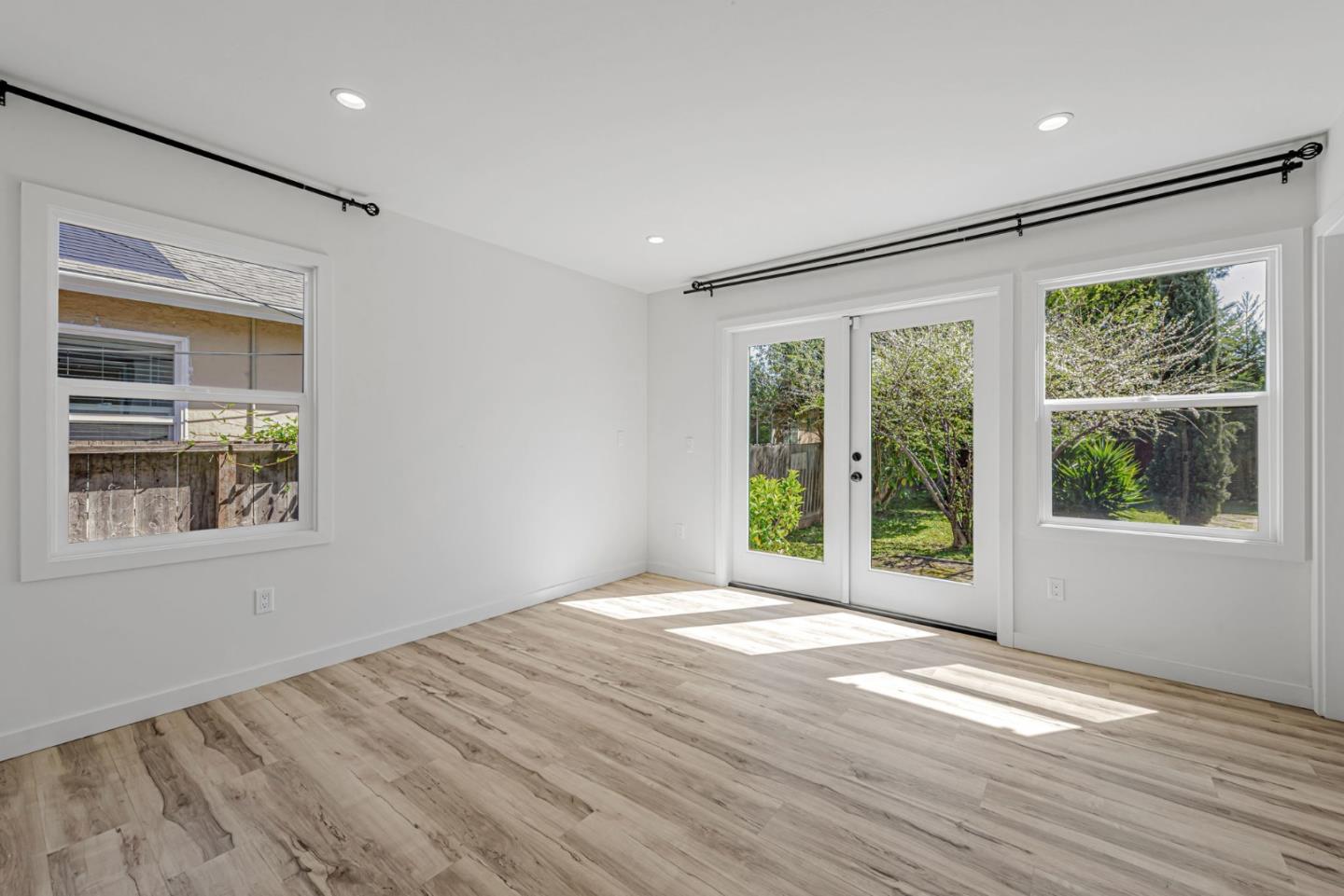 138 E Hillsdale Blvd