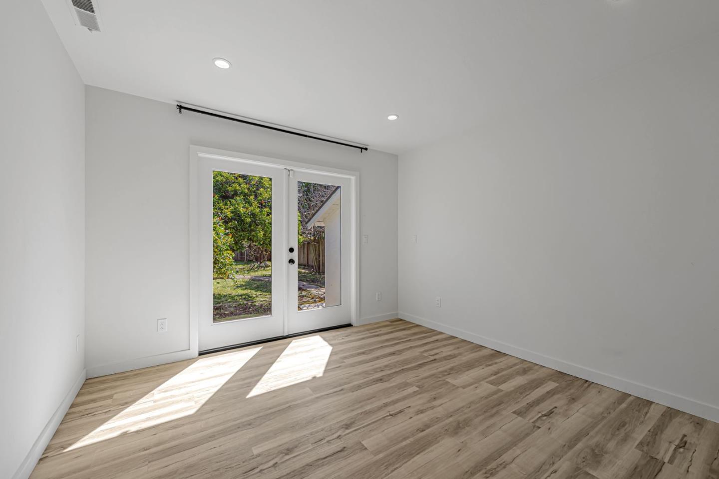 138 E Hillsdale Blvd