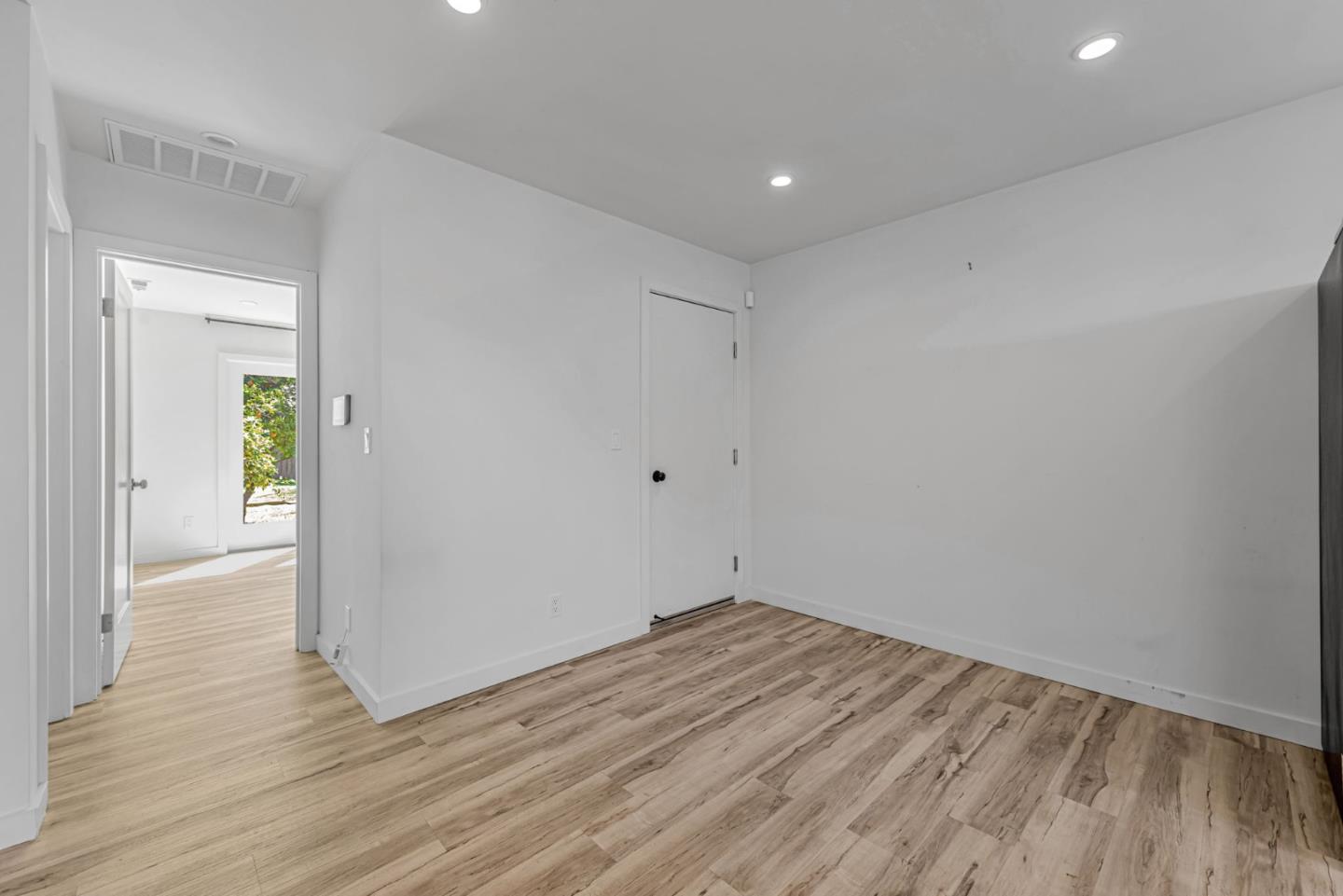 138 E Hillsdale Blvd