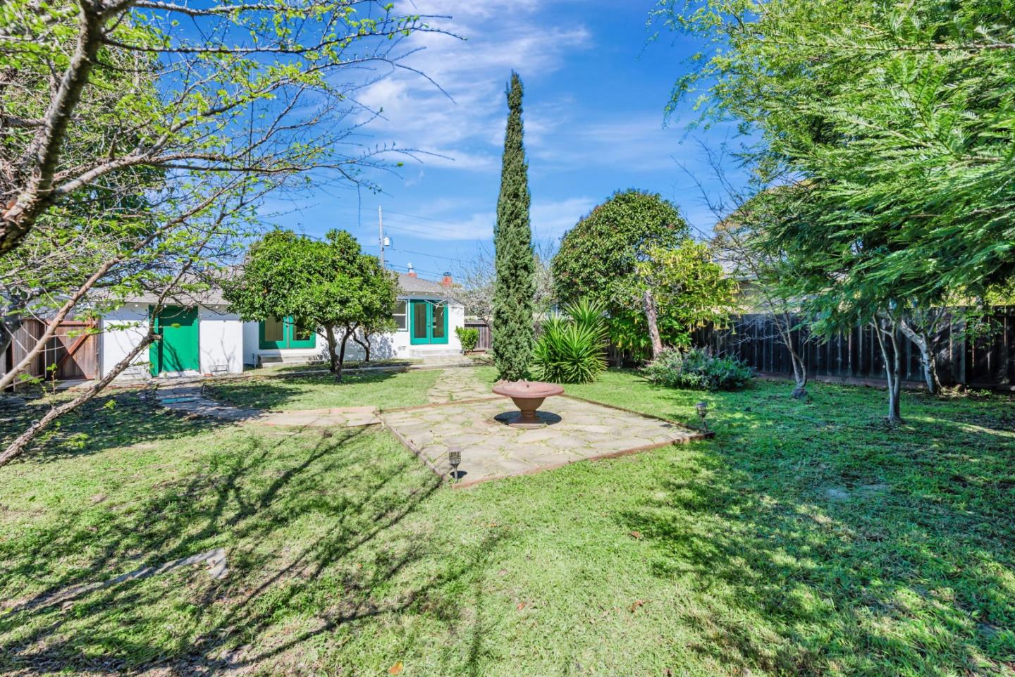 138 E Hillsdale Blvd