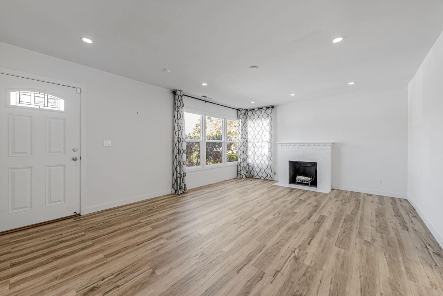 138 E Hillsdale Blvd