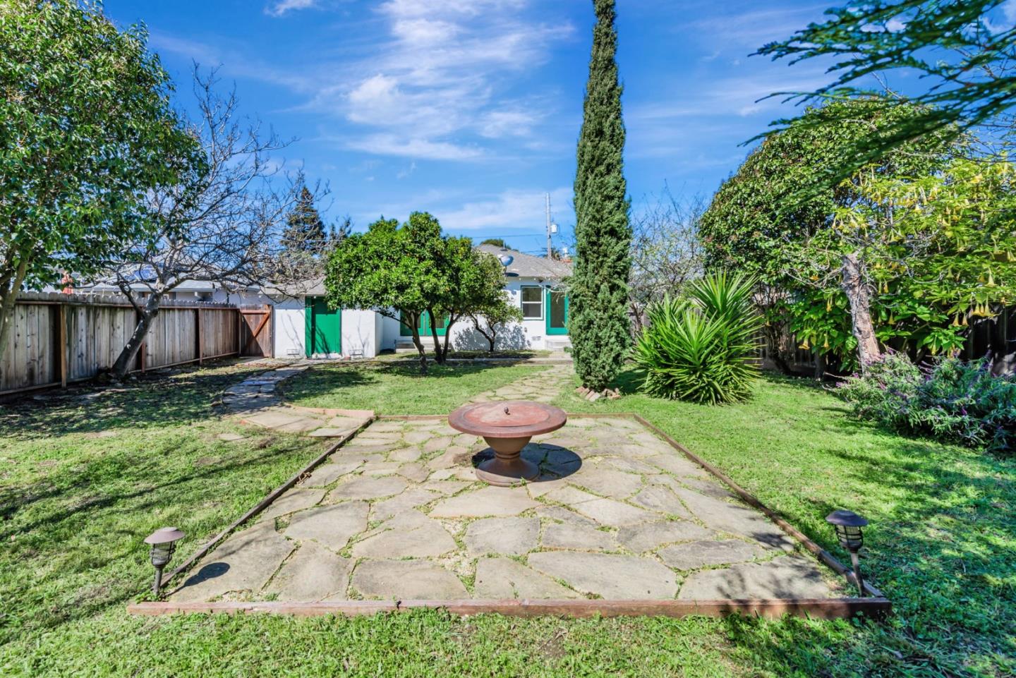 138 E Hillsdale Blvd