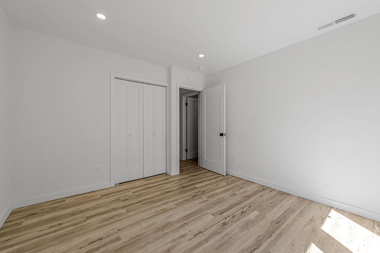 138 E Hillsdale Blvd