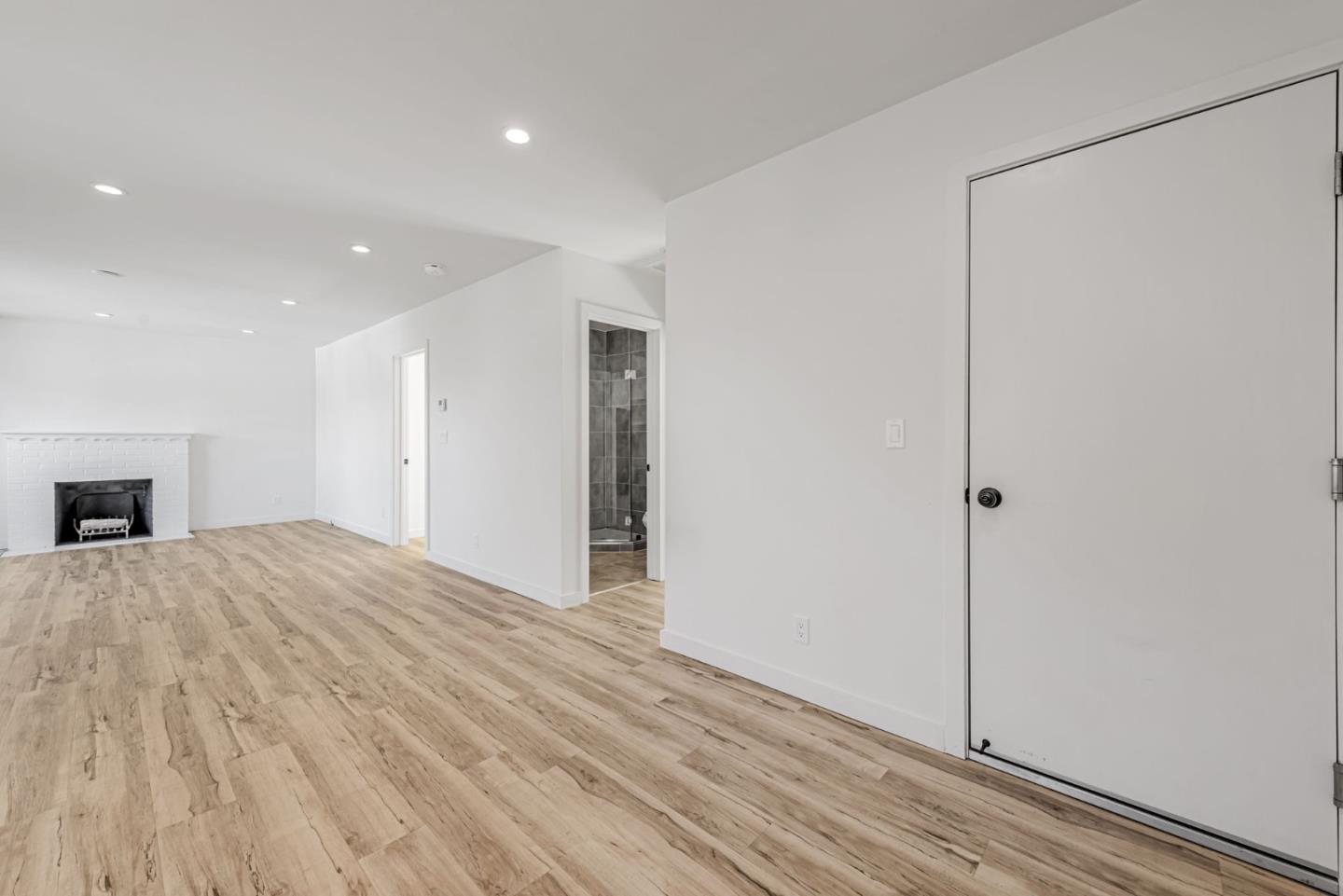 138 E Hillsdale Blvd