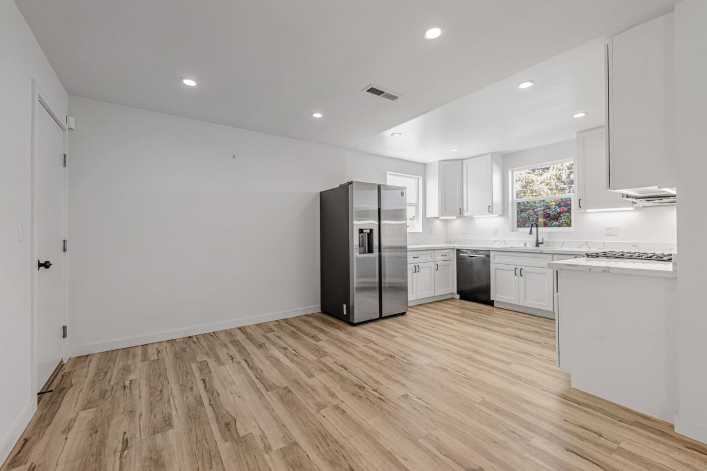 138 E Hillsdale Blvd