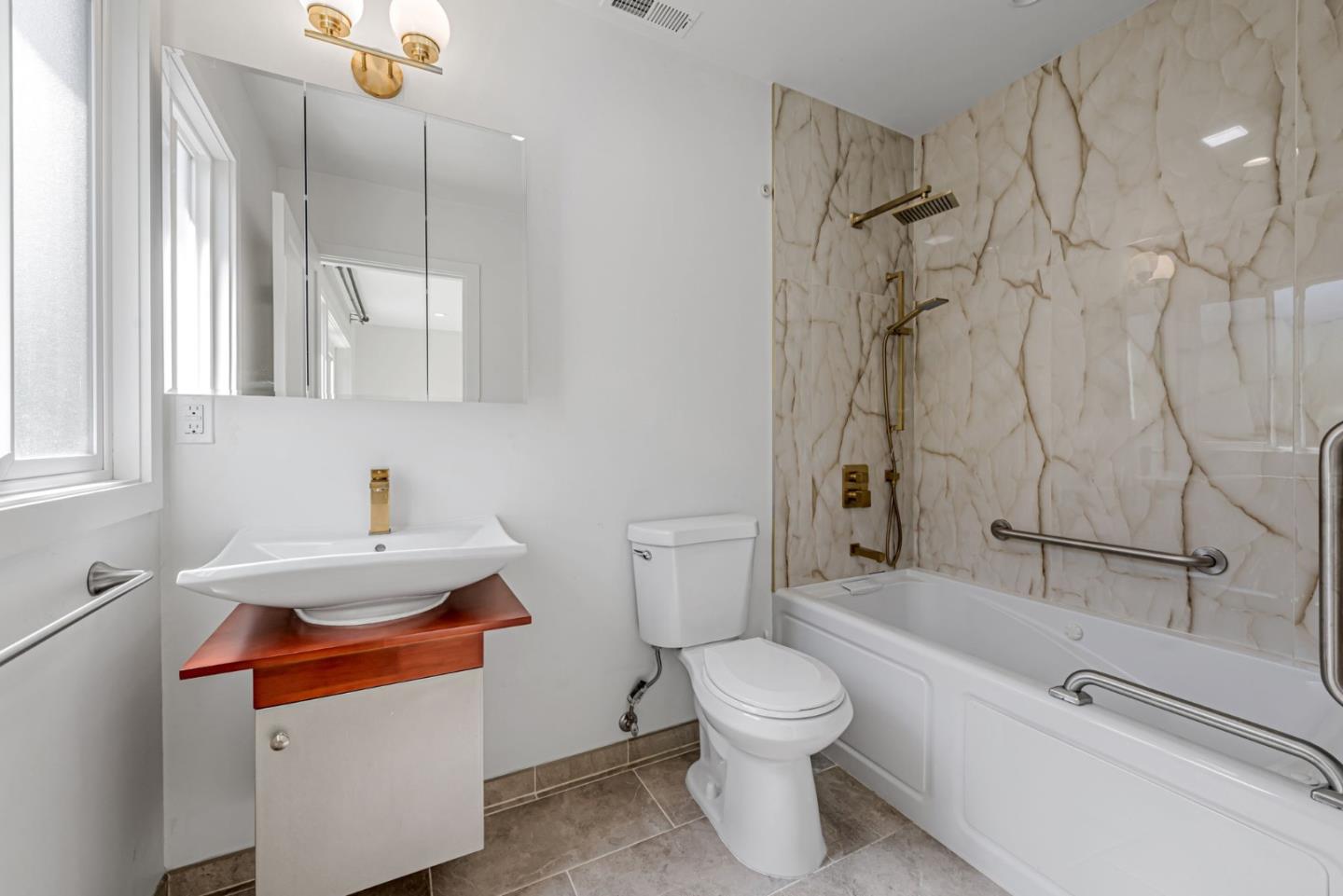 138 E Hillsdale Blvd