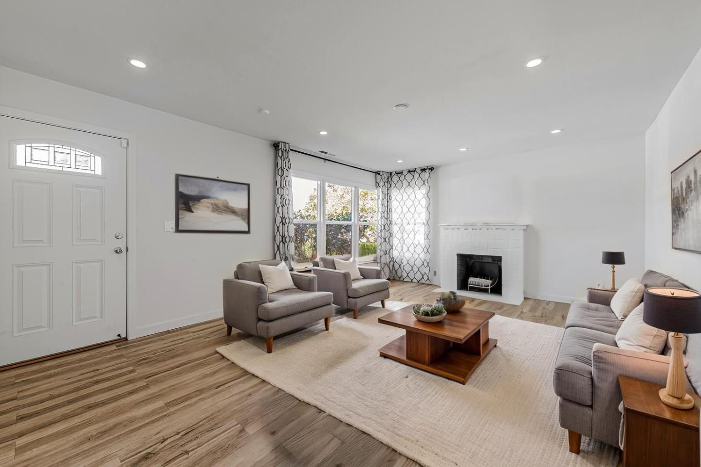 138 E Hillsdale Blvd