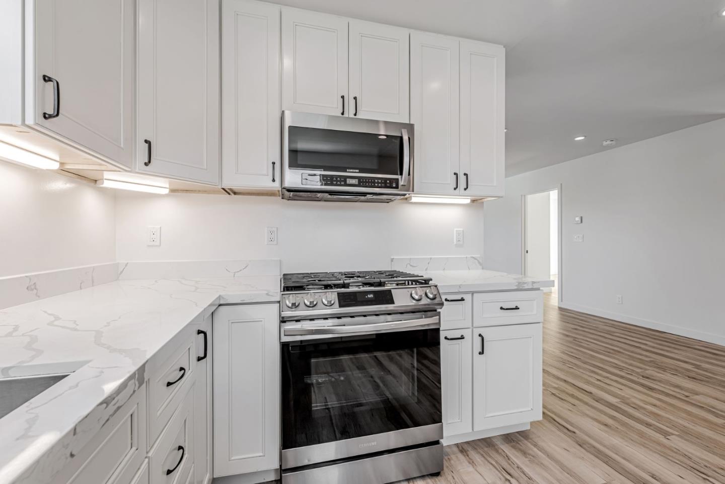 138 E Hillsdale Blvd