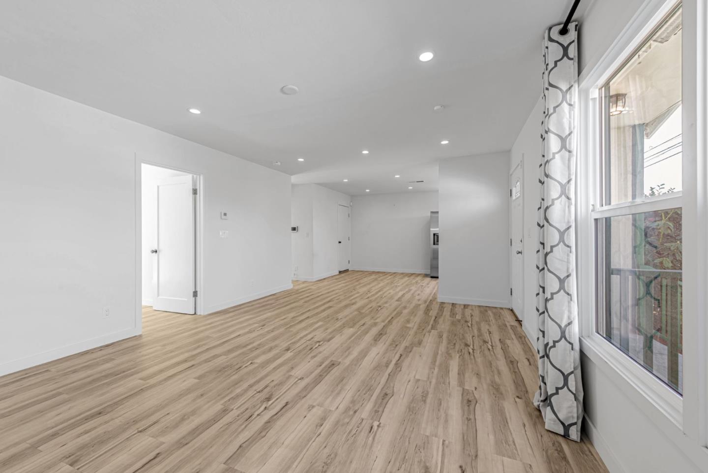 138 E Hillsdale Blvd