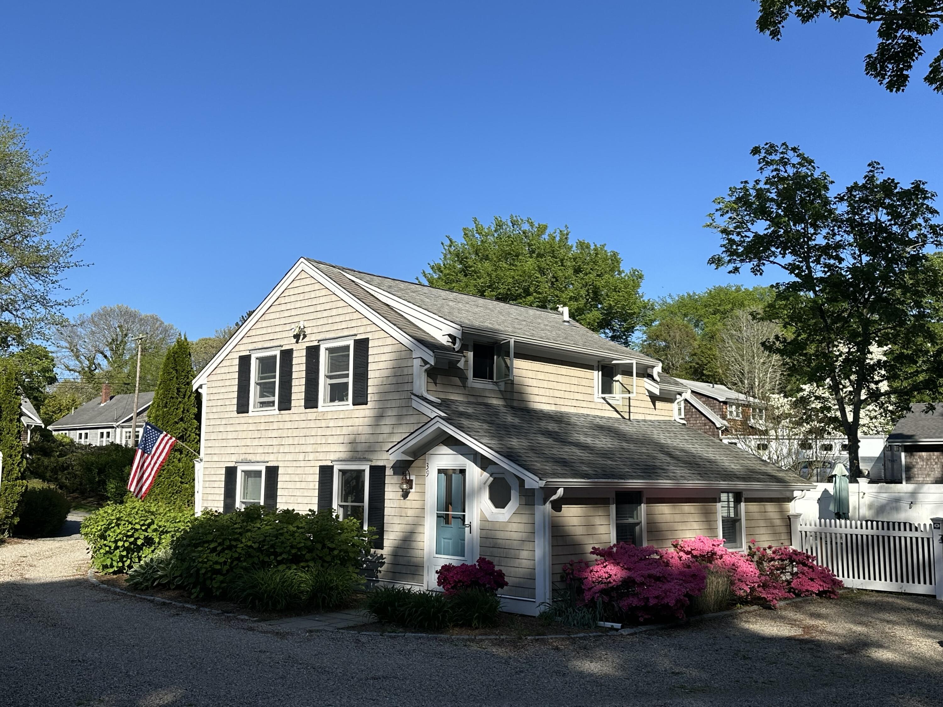 39 Oakwood Avenue