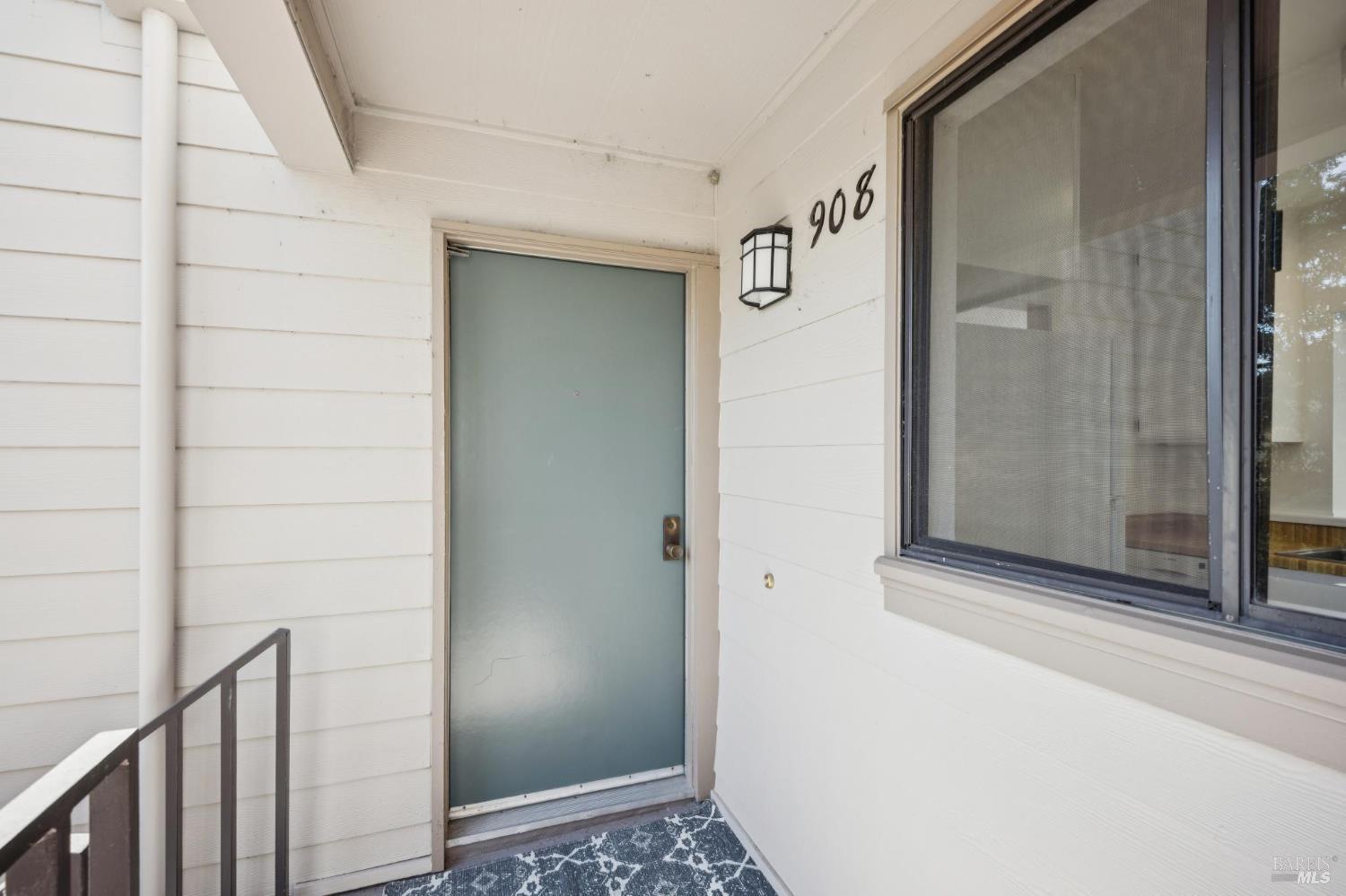 908 Via Casitas