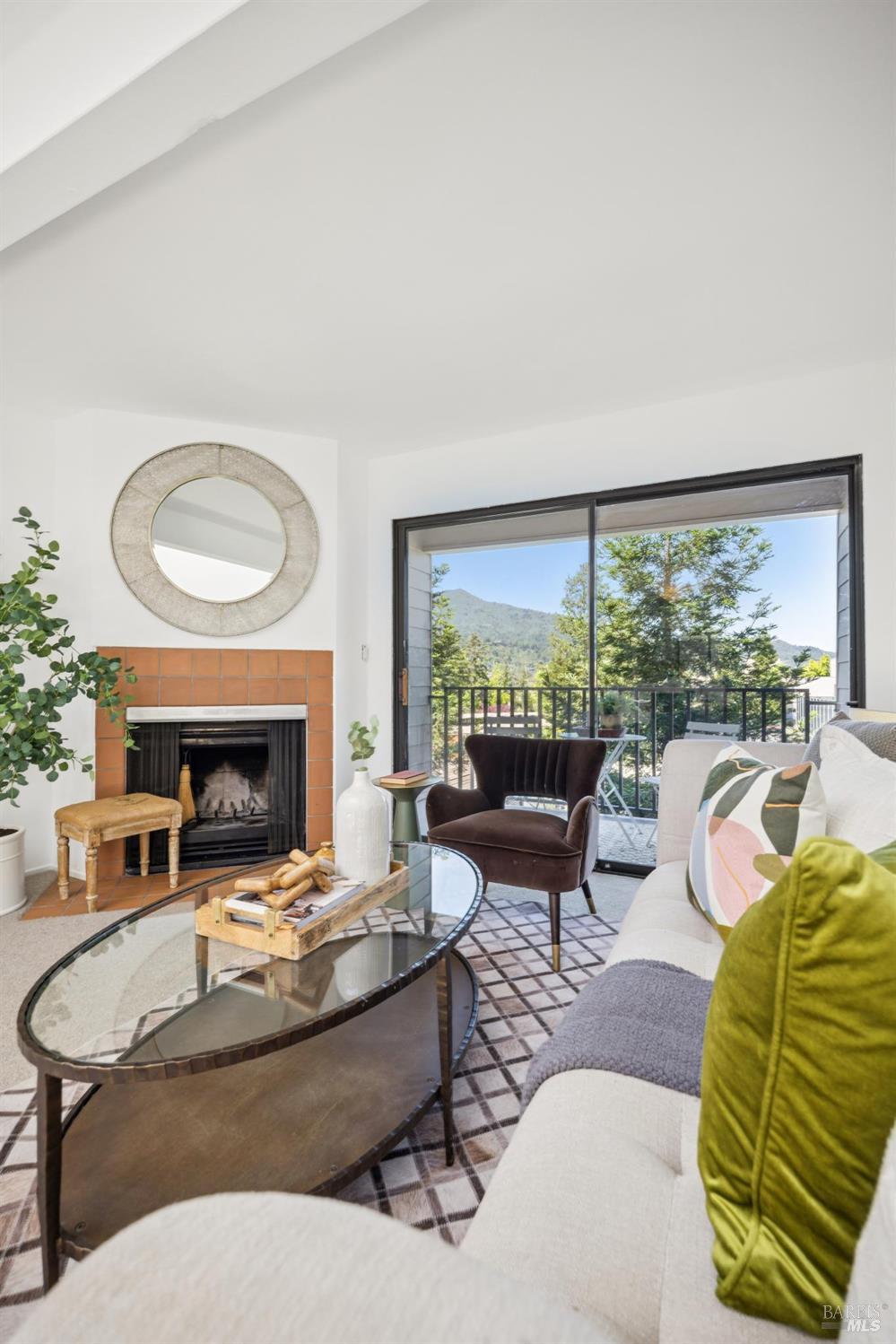 908 Via Casitas
