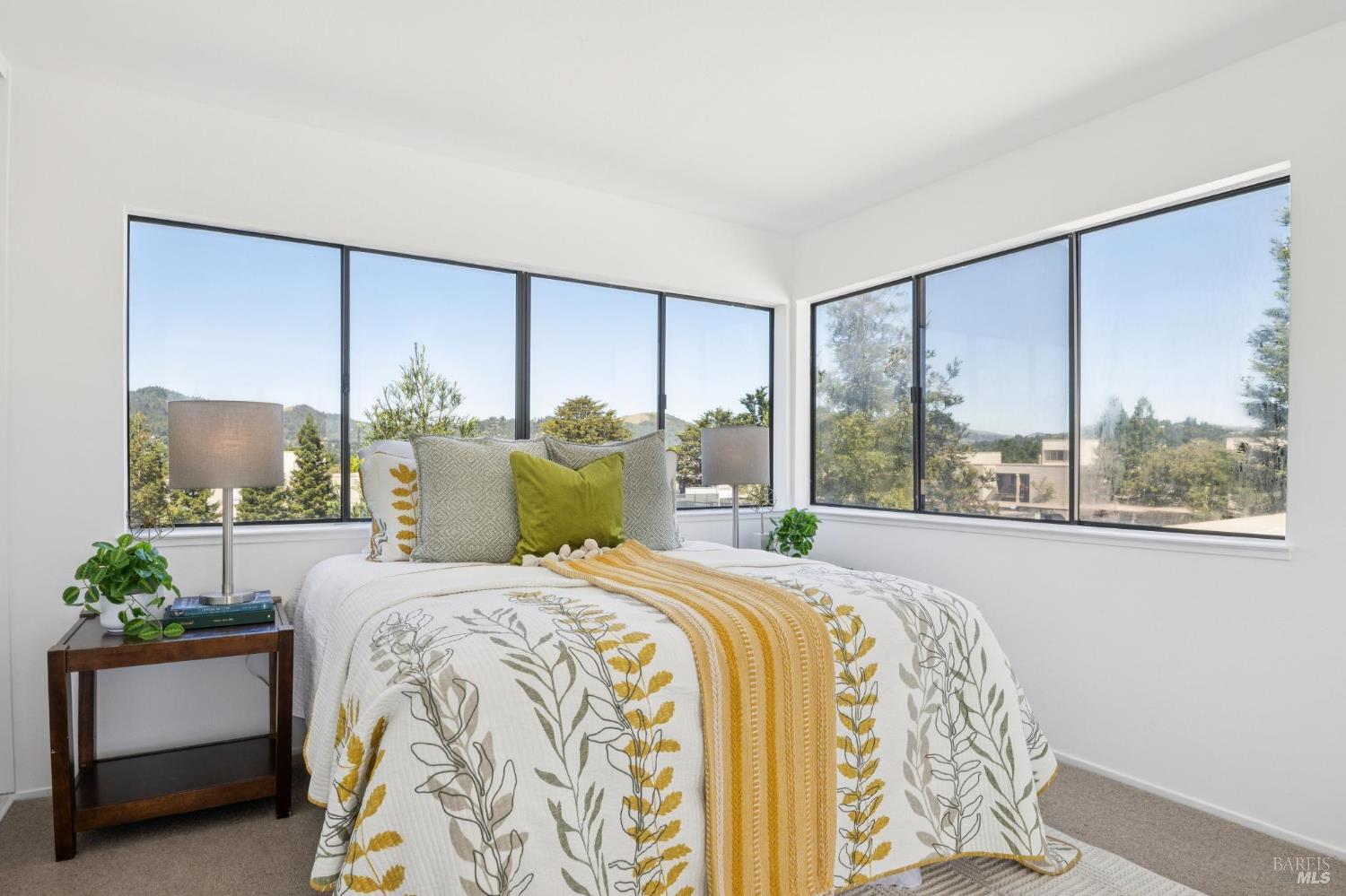 908 Via Casitas