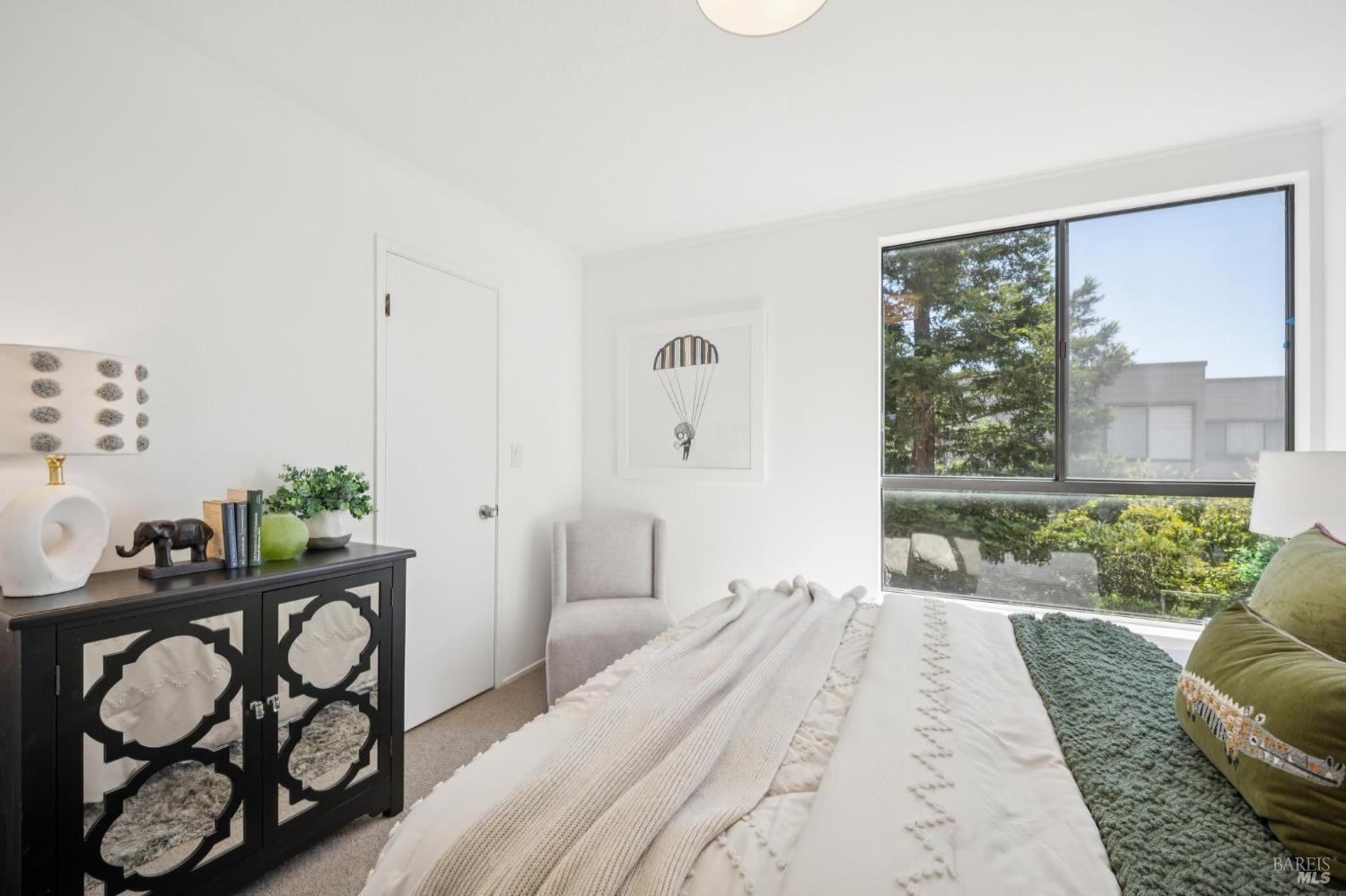 908 Via Casitas