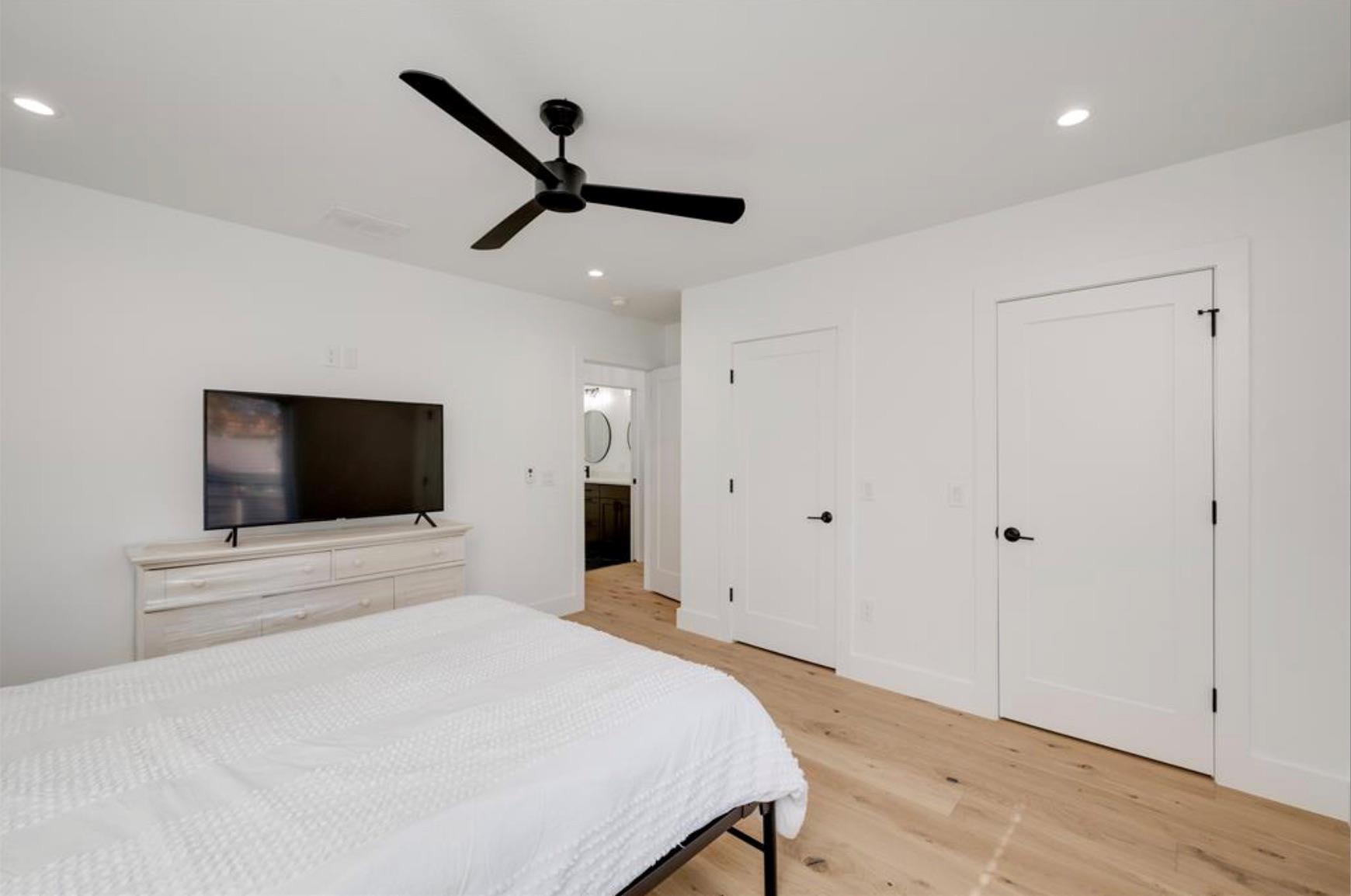 6308 Linda LN