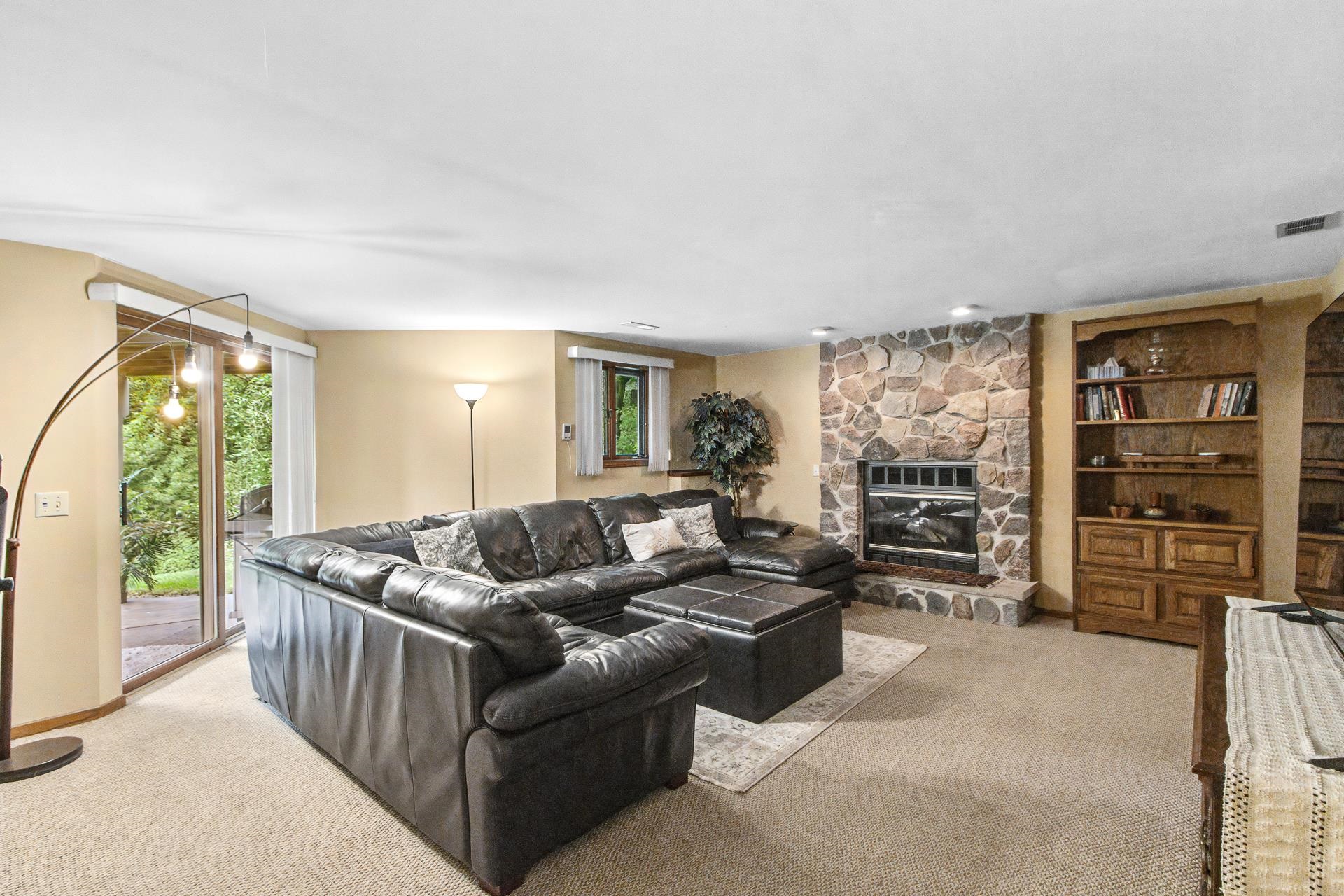 860 iroquois Circle