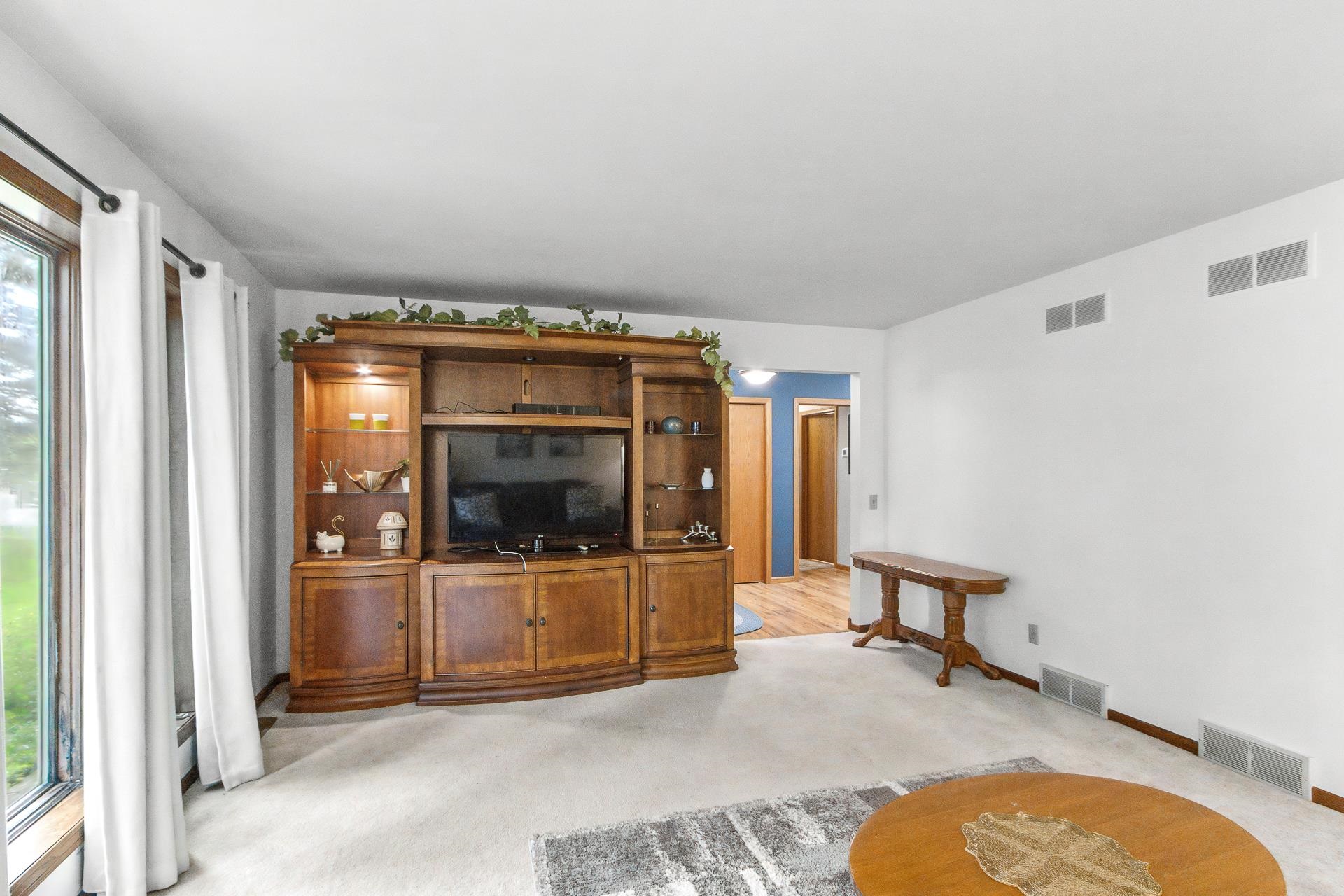 860 iroquois Circle