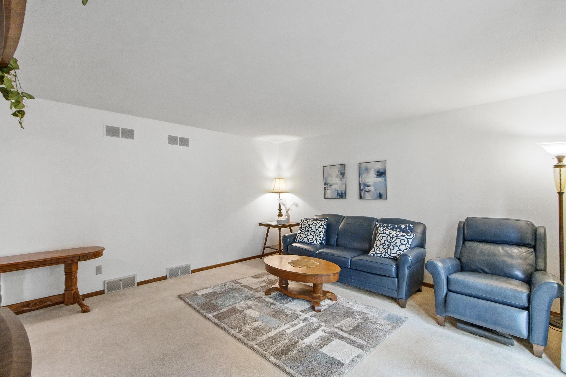 860 iroquois Circle