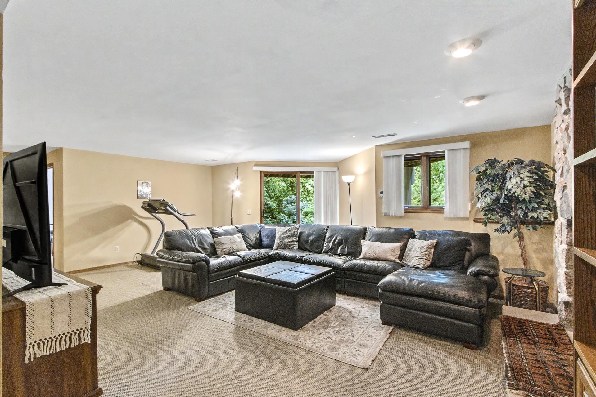 860 iroquois Circle