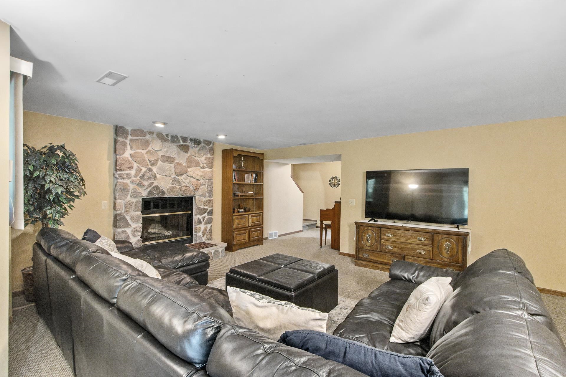 860 iroquois Circle