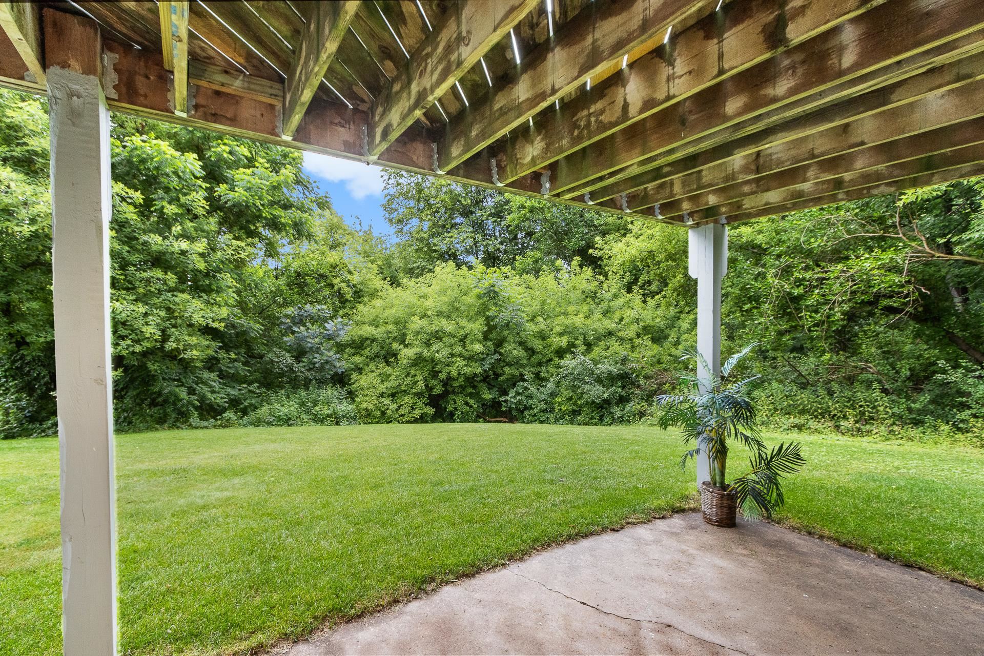 860 iroquois Circle