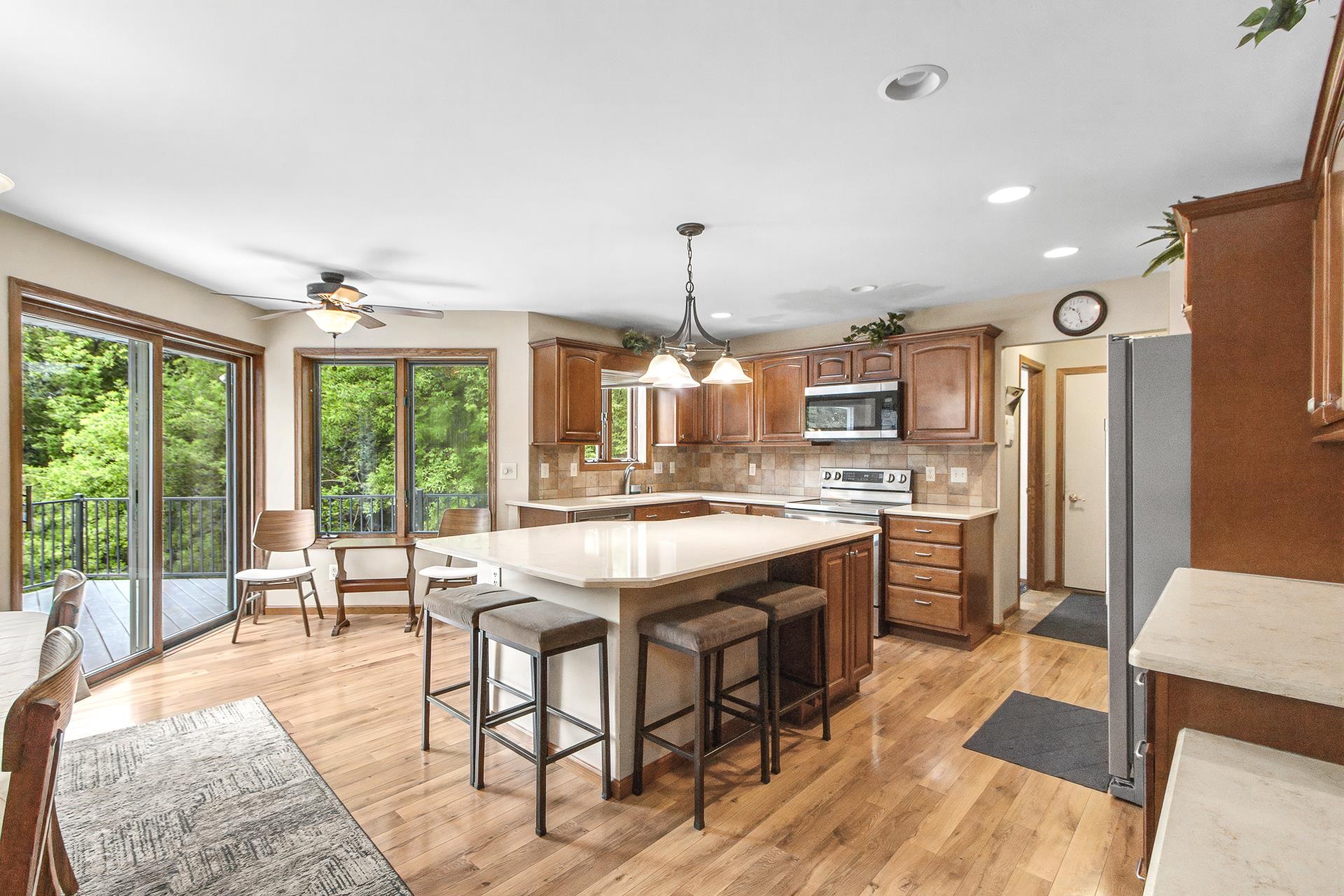 860 iroquois Circle
