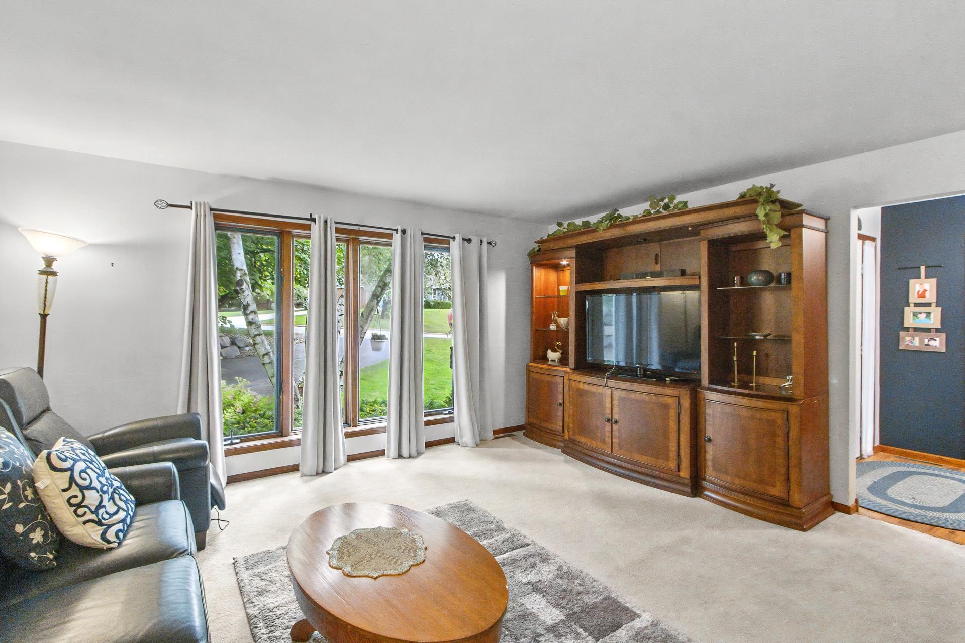 860 iroquois Circle