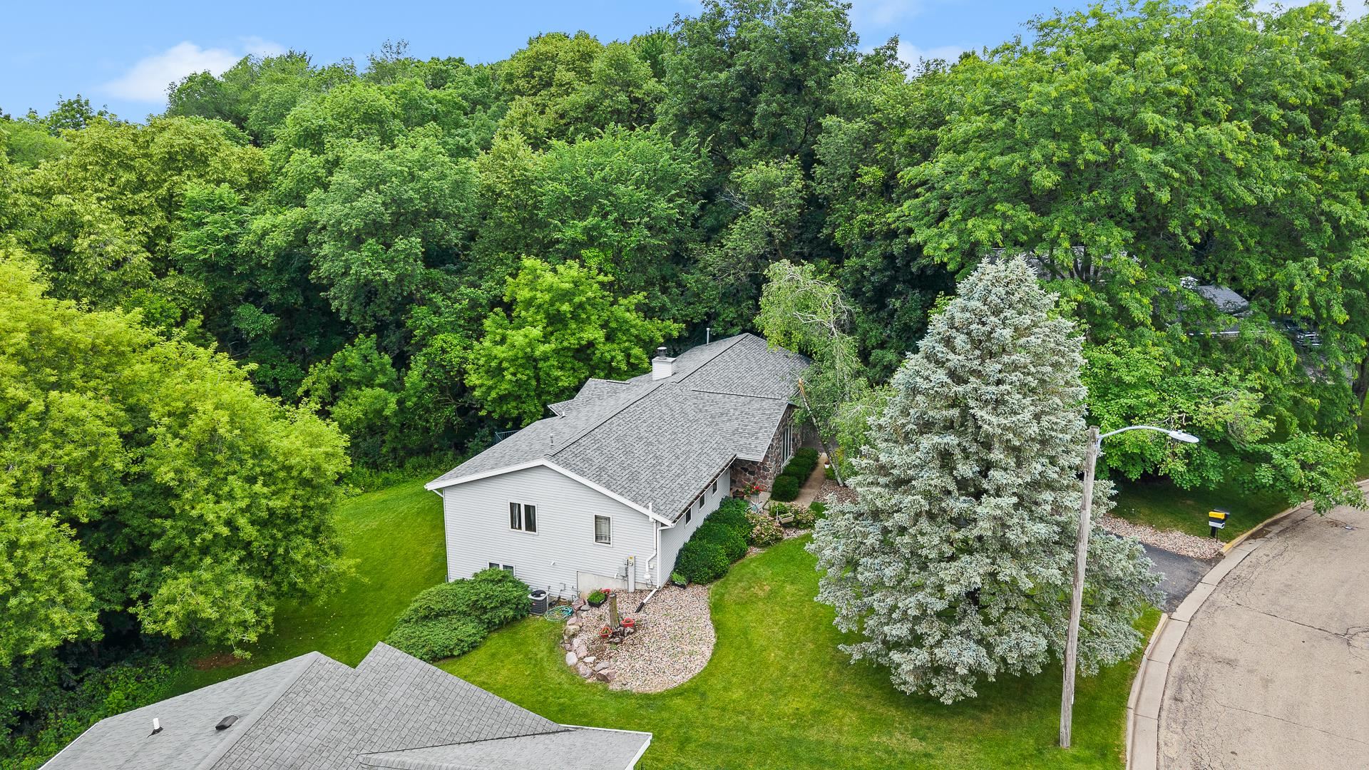 860 iroquois Circle