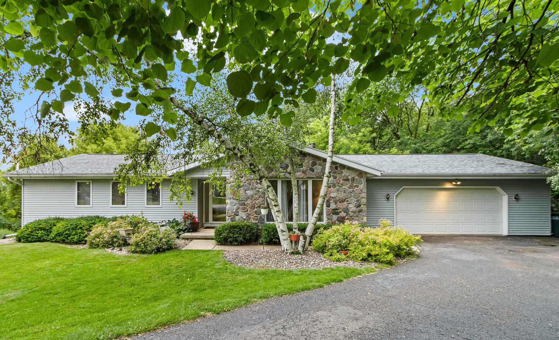 860 iroquois Circle