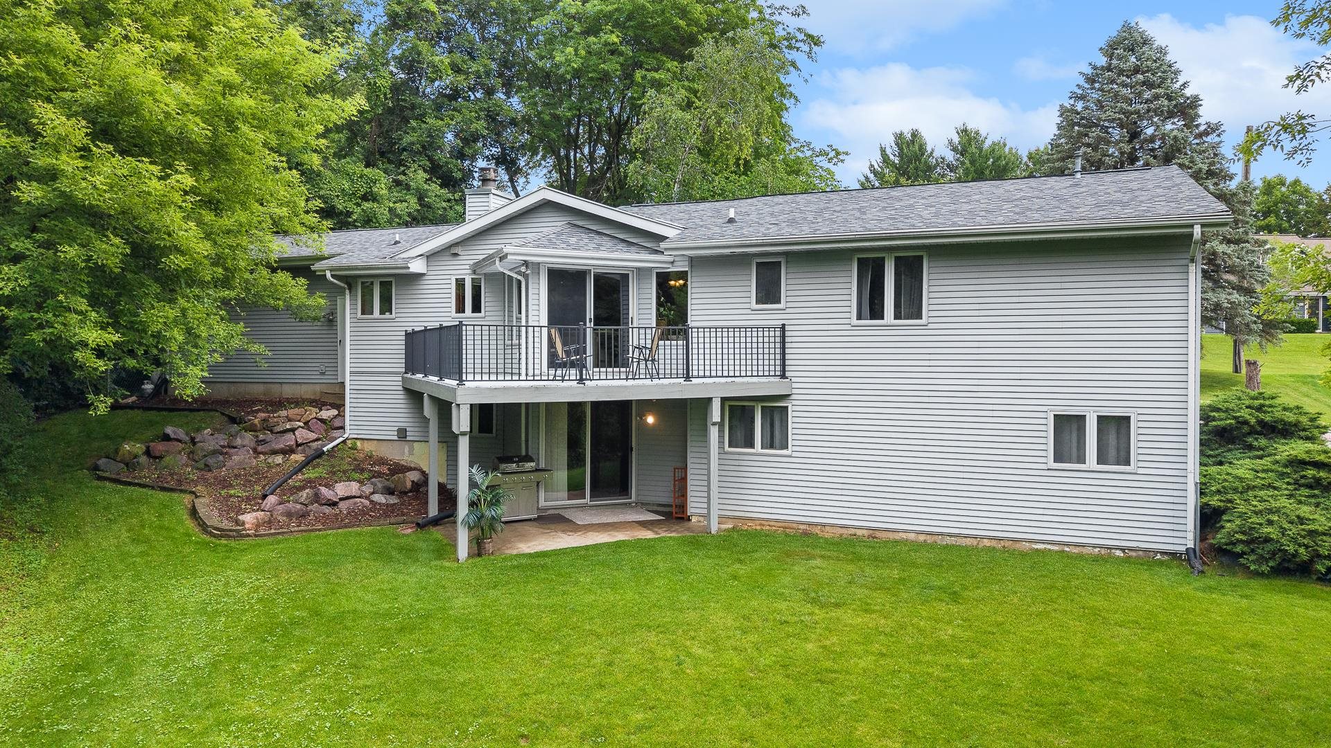 860 iroquois Circle