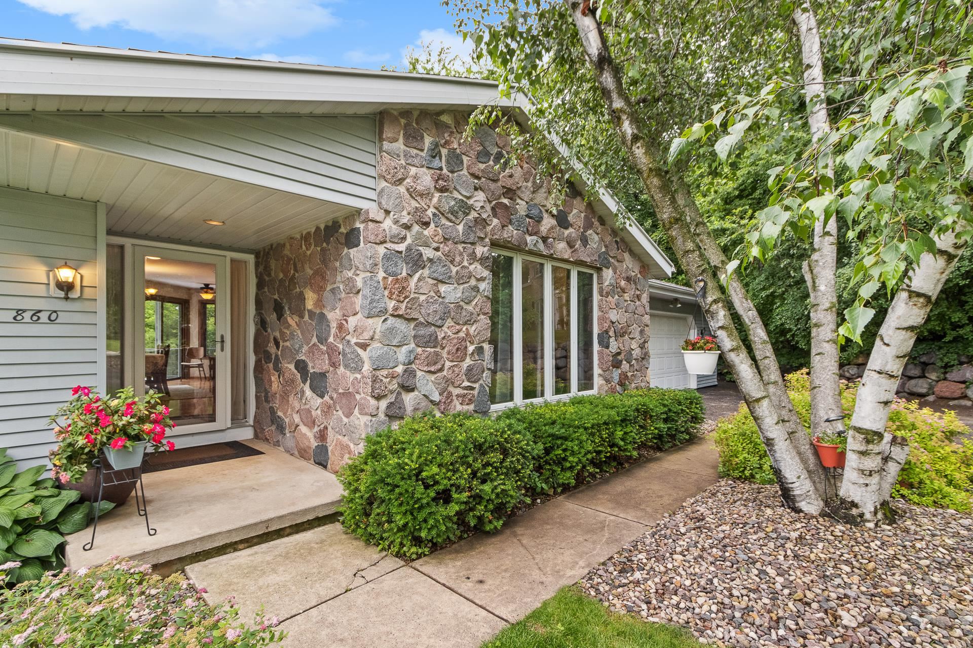 860 iroquois Circle
