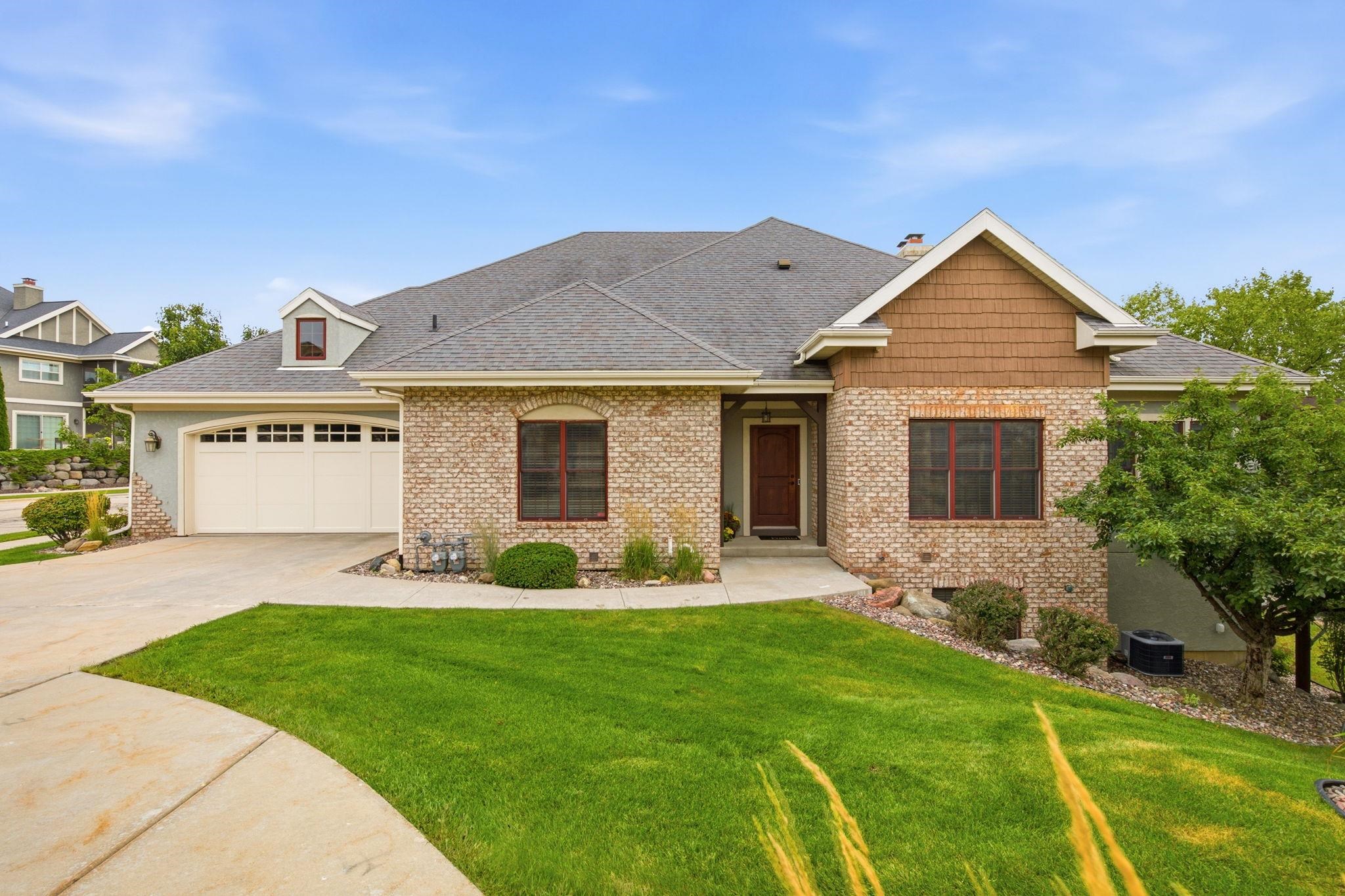 9049 Bentley Green