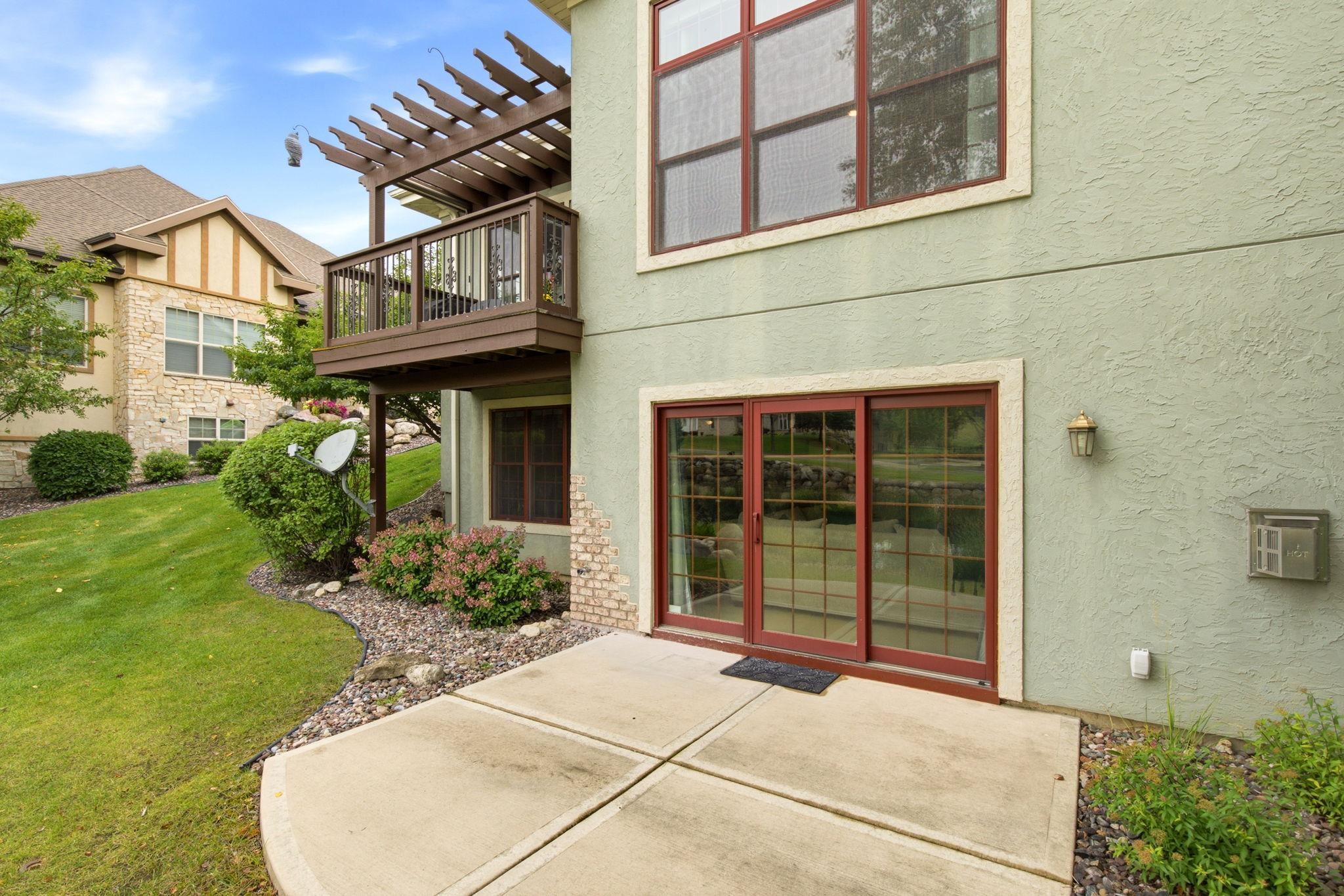 9049 Bentley Green