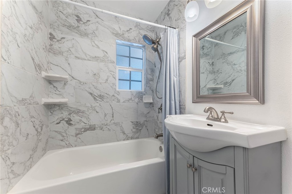 636 E Avenida De Los Arboles