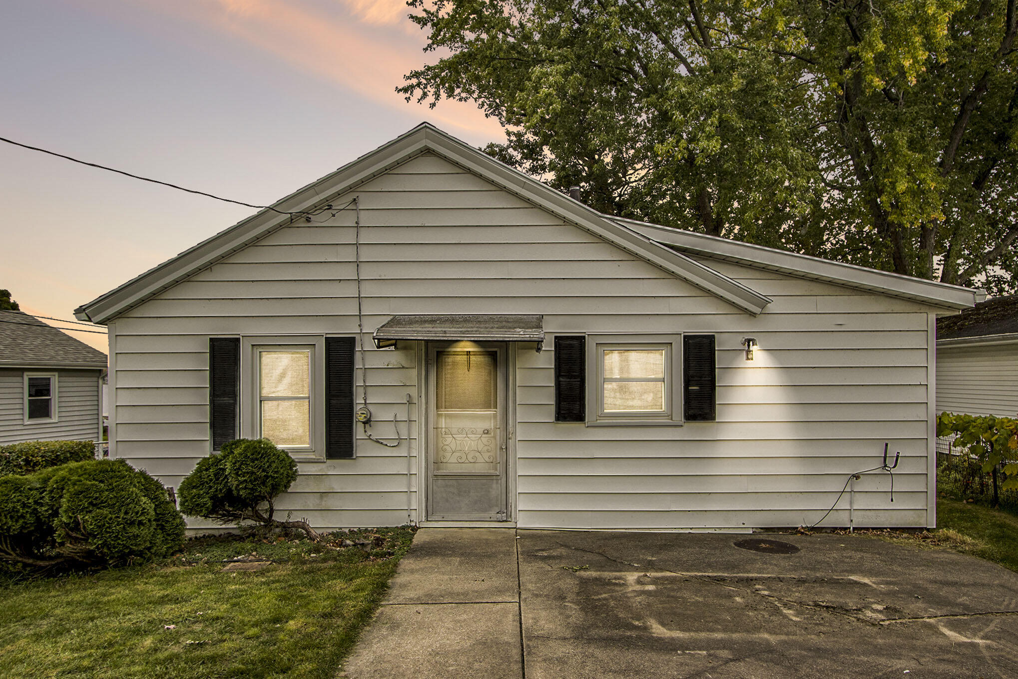 8827 Waruf Avenue