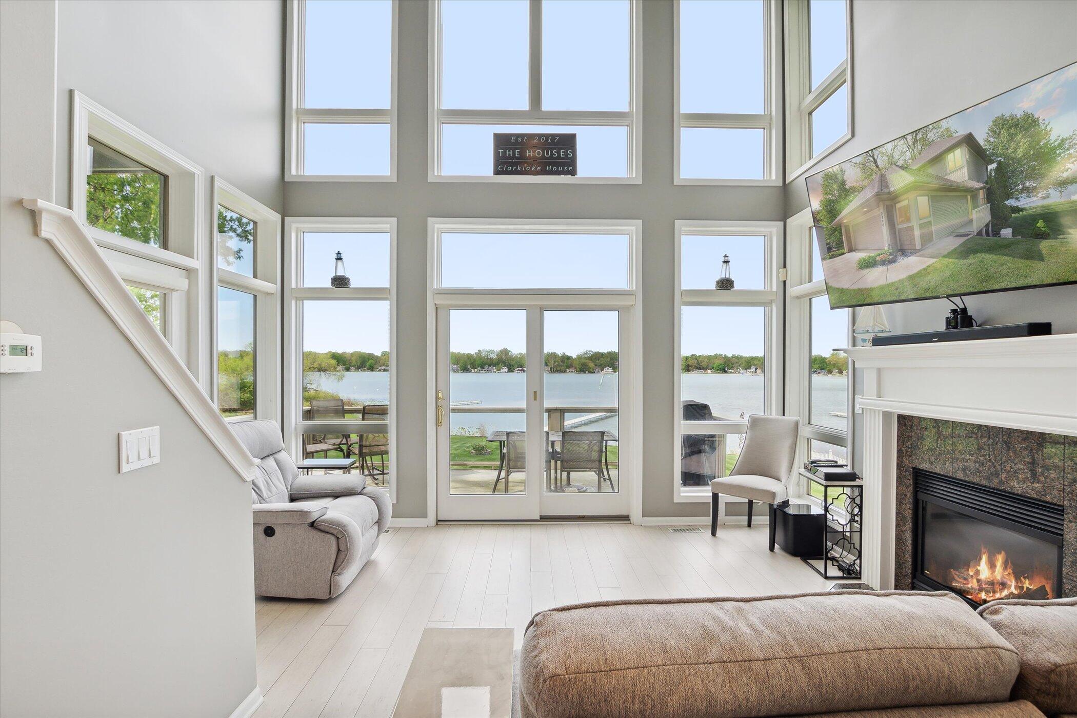 2490 Lakeview Drive