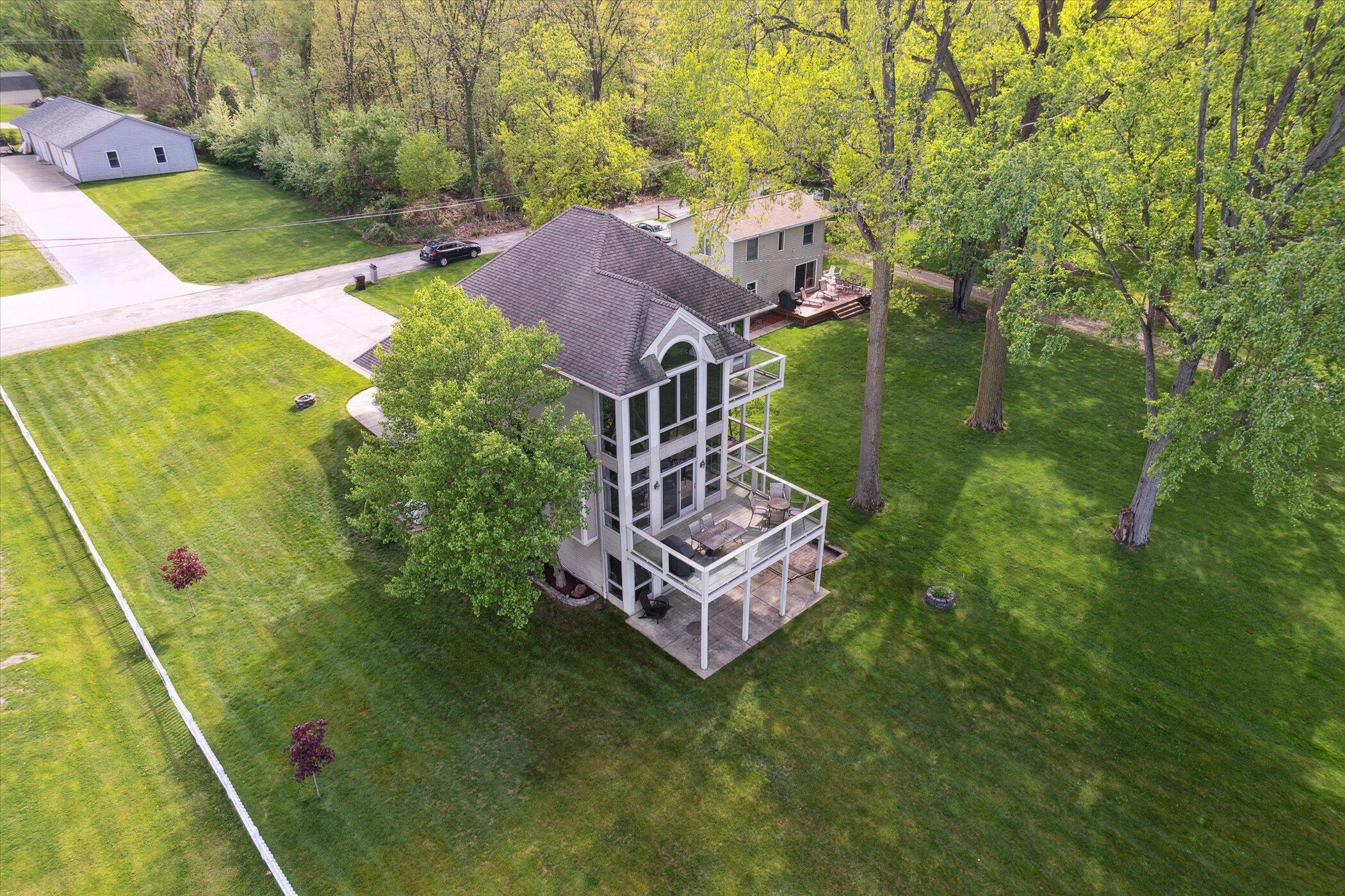 2490 Lakeview Drive