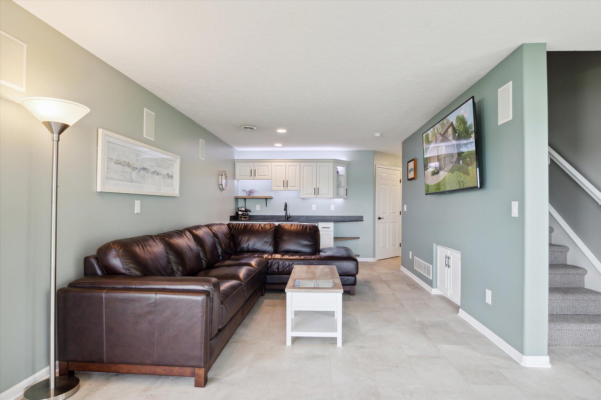 2490 Lakeview Drive