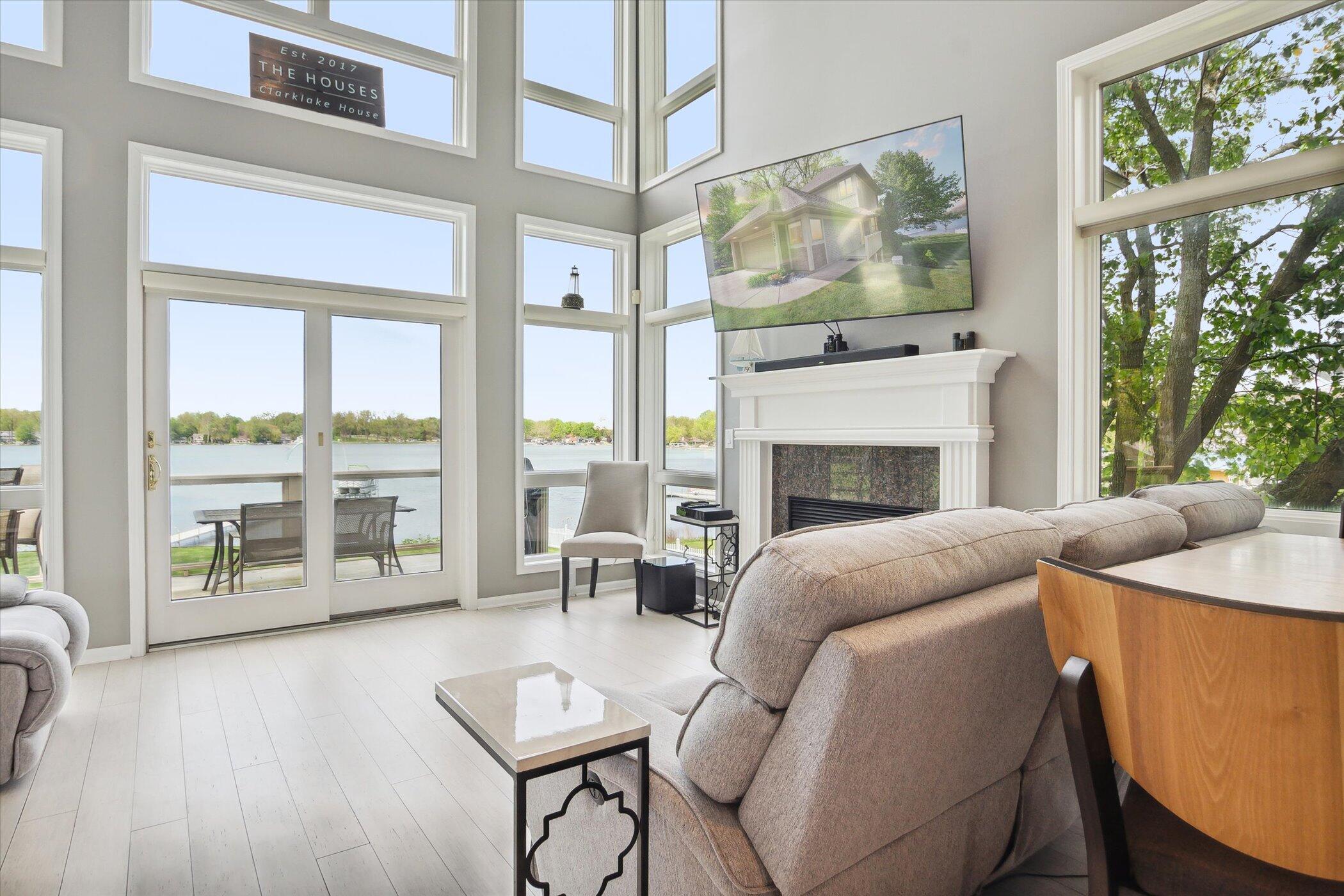 2490 Lakeview Drive