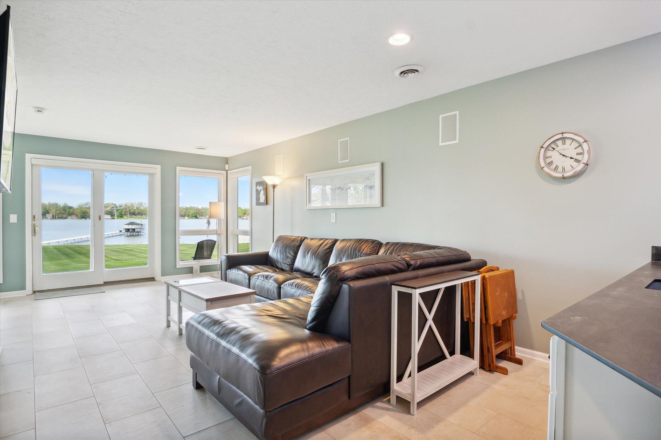 2490 Lakeview Drive