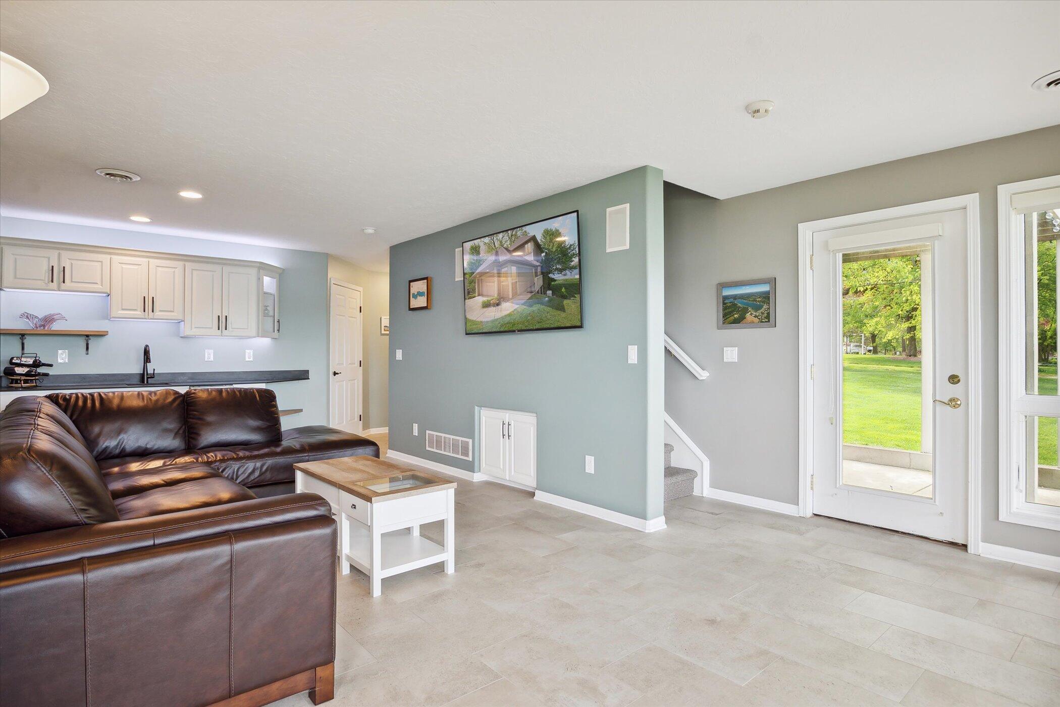 2490 Lakeview Drive