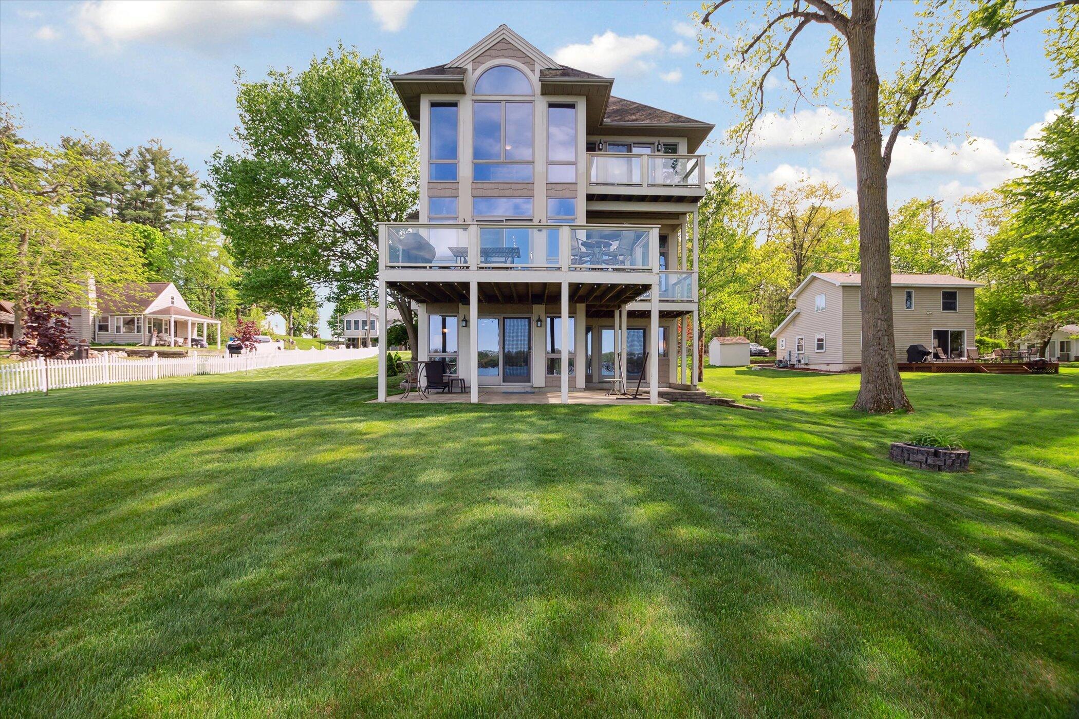 2490 Lakeview Drive