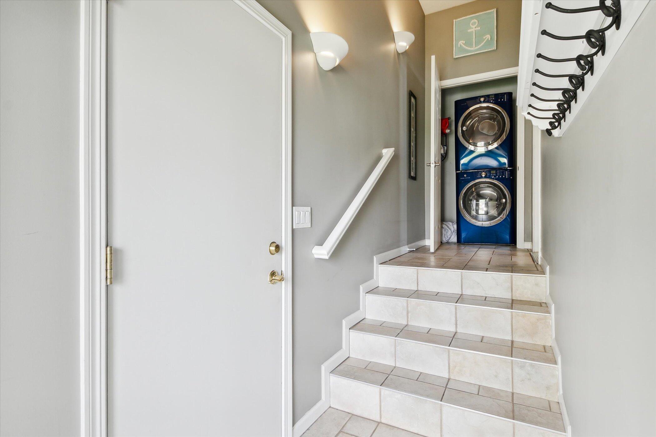 2490 Lakeview Drive
