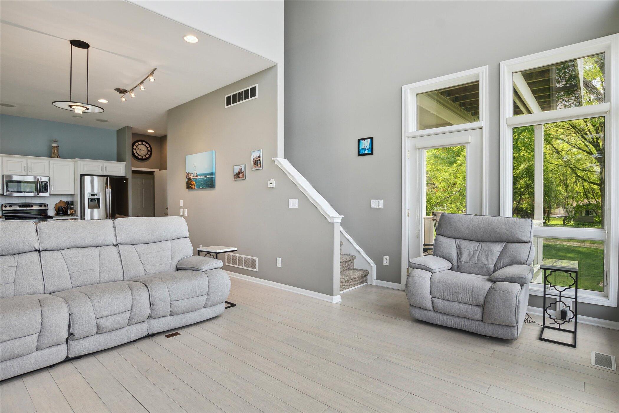 2490 Lakeview Drive