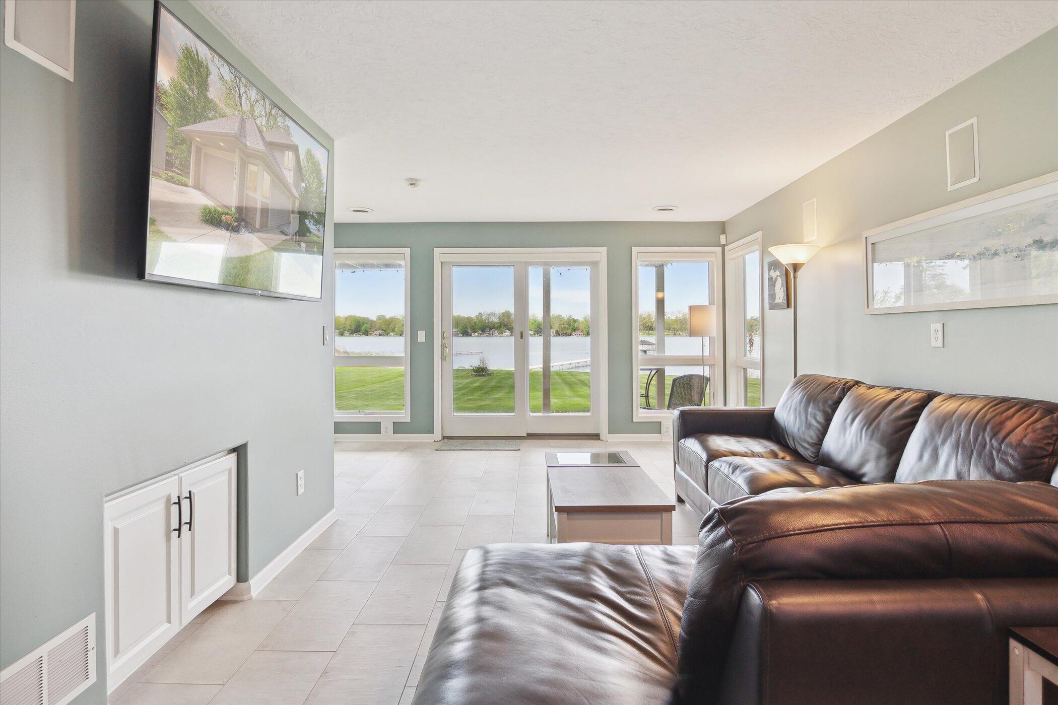 2490 Lakeview Drive