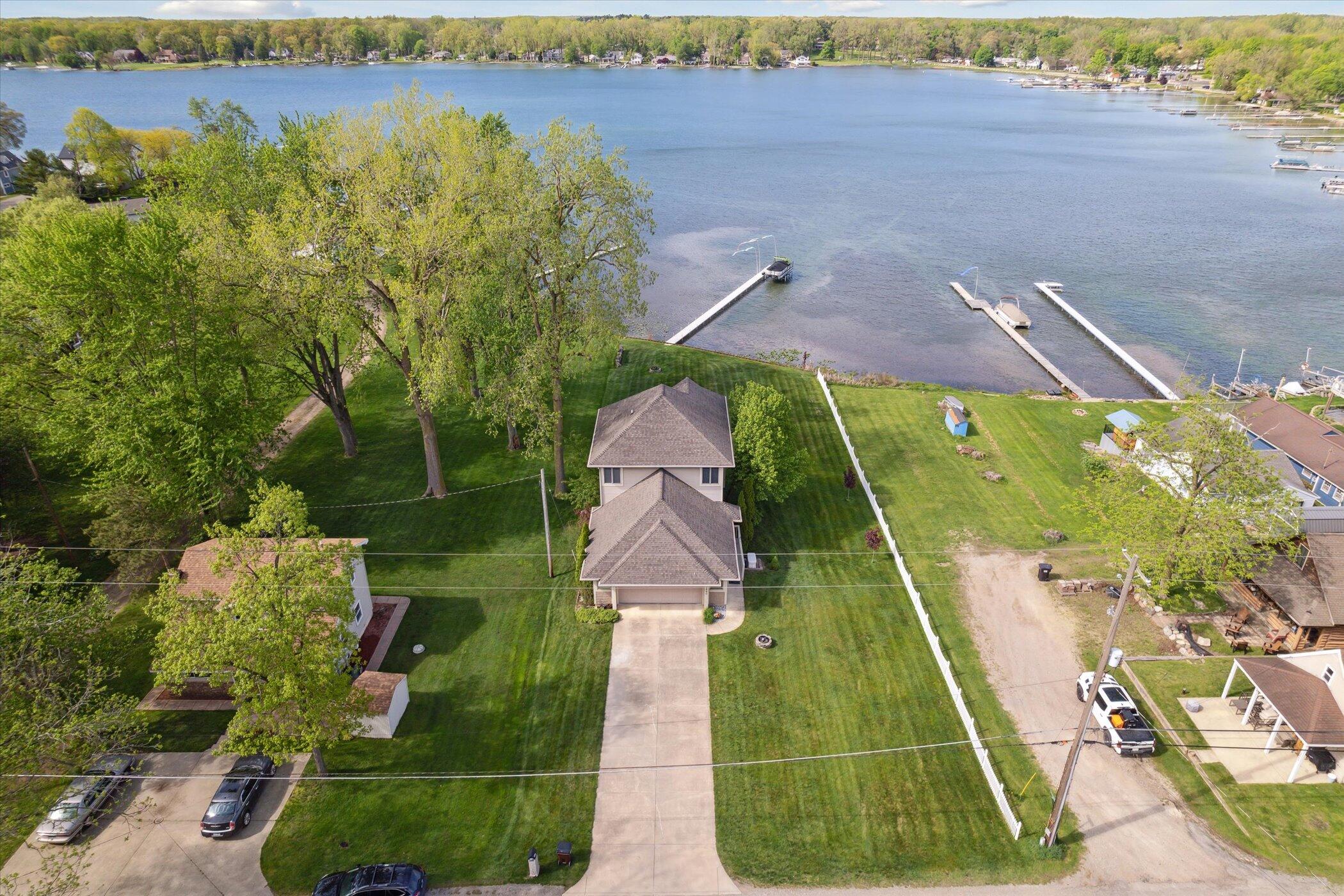 2490 Lakeview Drive